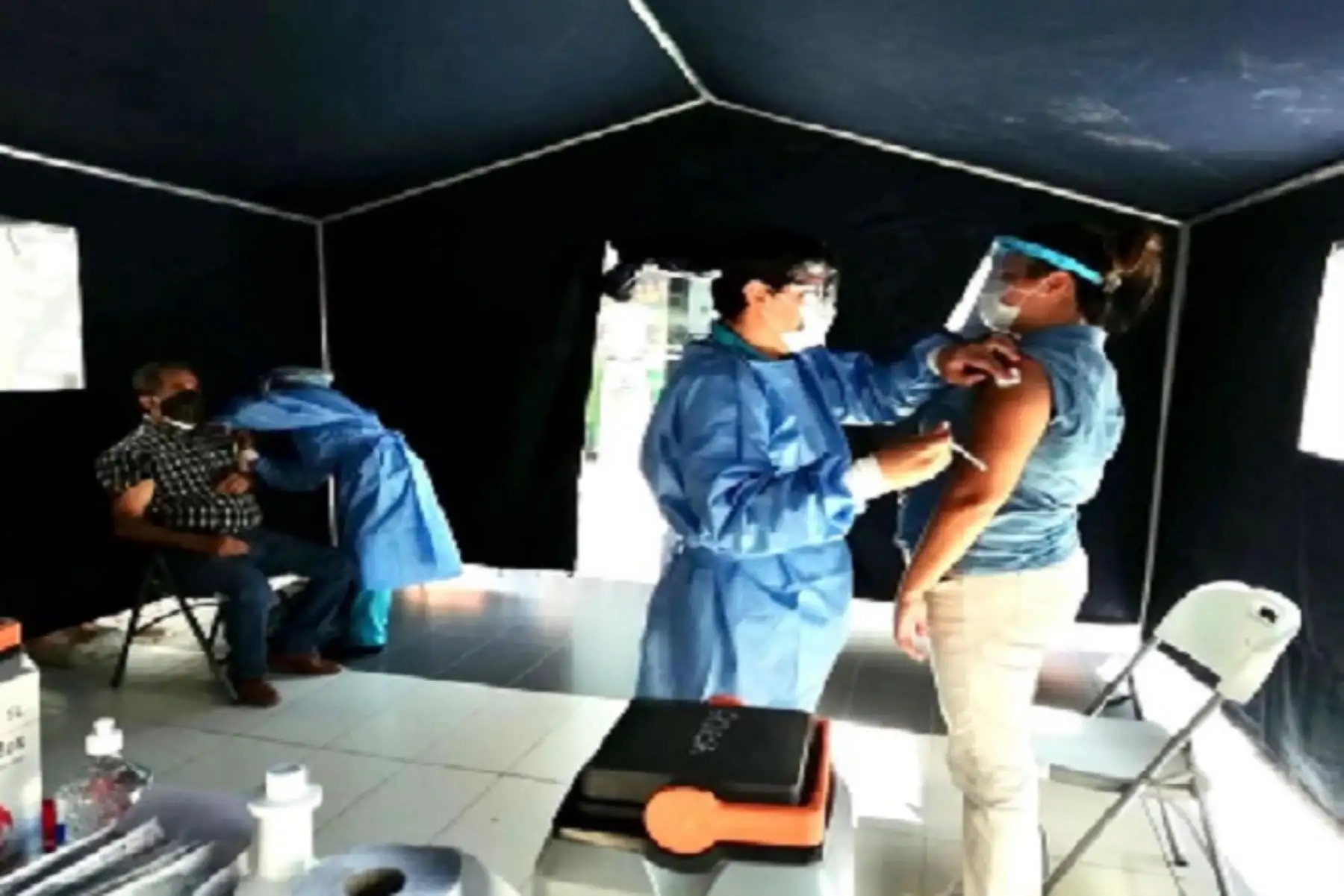 Se habilitaron puntos fijos de atención en centros comerciales, coliseos y losas deportivas en coordinación con los gobiernos locales, para administrar la vacuna de forma gratuita.