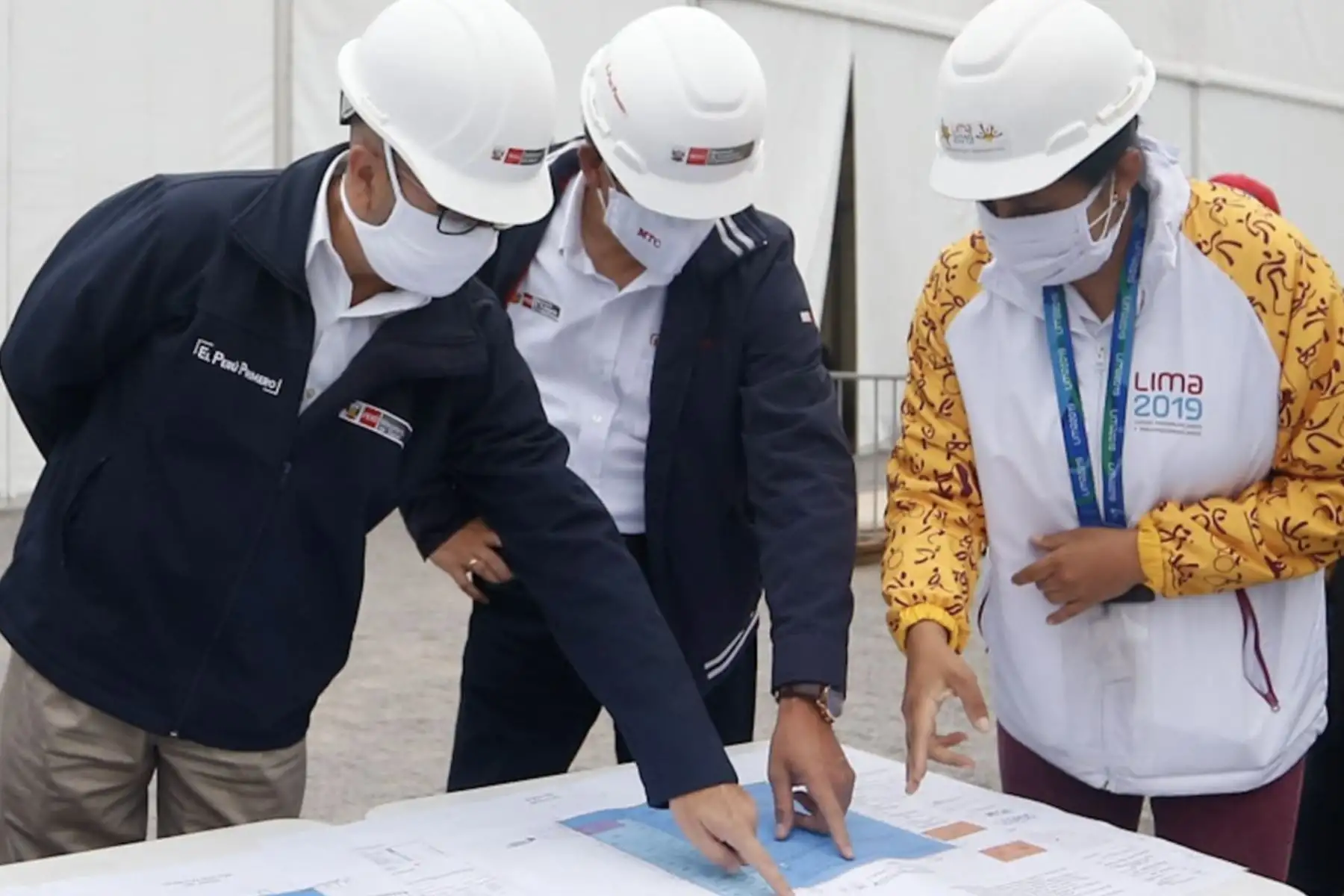 El ministro de Salud Victor Zamora y el titular de Transportes y Comunicaciones, Carlos Lozada, inspeccionan la implementación del nuevo Centro de Atención y Aislamiento covid-19, espacio ubicado en el hospital Hipólito Unanue que contará con 100 camas al servicio de los pacientes. Foto: MINSA