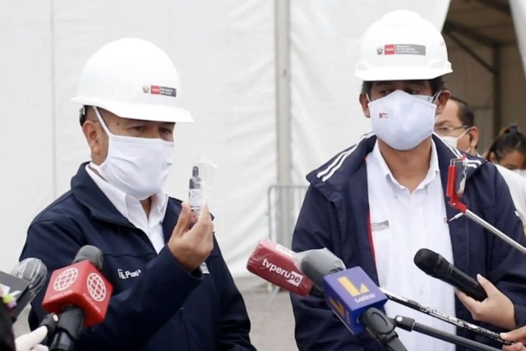 El ministro de Salud Victor Zamora y el titular de Transportes y Comunicaciones, Carlos Lozada, inspeccionan la implementación del nuevo Centro de Atención y Aislamiento covid-19, espacio ubicado en el hospital Hipólito Unanue que contará con 100 camas al servicio de los pacientes. Foto: MINSA