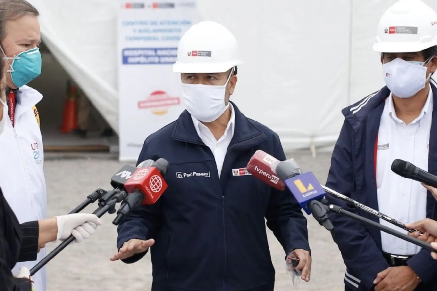 El ministro de Salud Victor Zamora y el titular de Transportes y Comunicaciones, Carlos Lozada, inspeccionan la implementación del nuevo Centro de Atención y Aislamiento covid-19, espacio ubicado en el hospital Hipólito Unanue que contará con 100 camas al servicio de los pacientes. Foto: MINSA