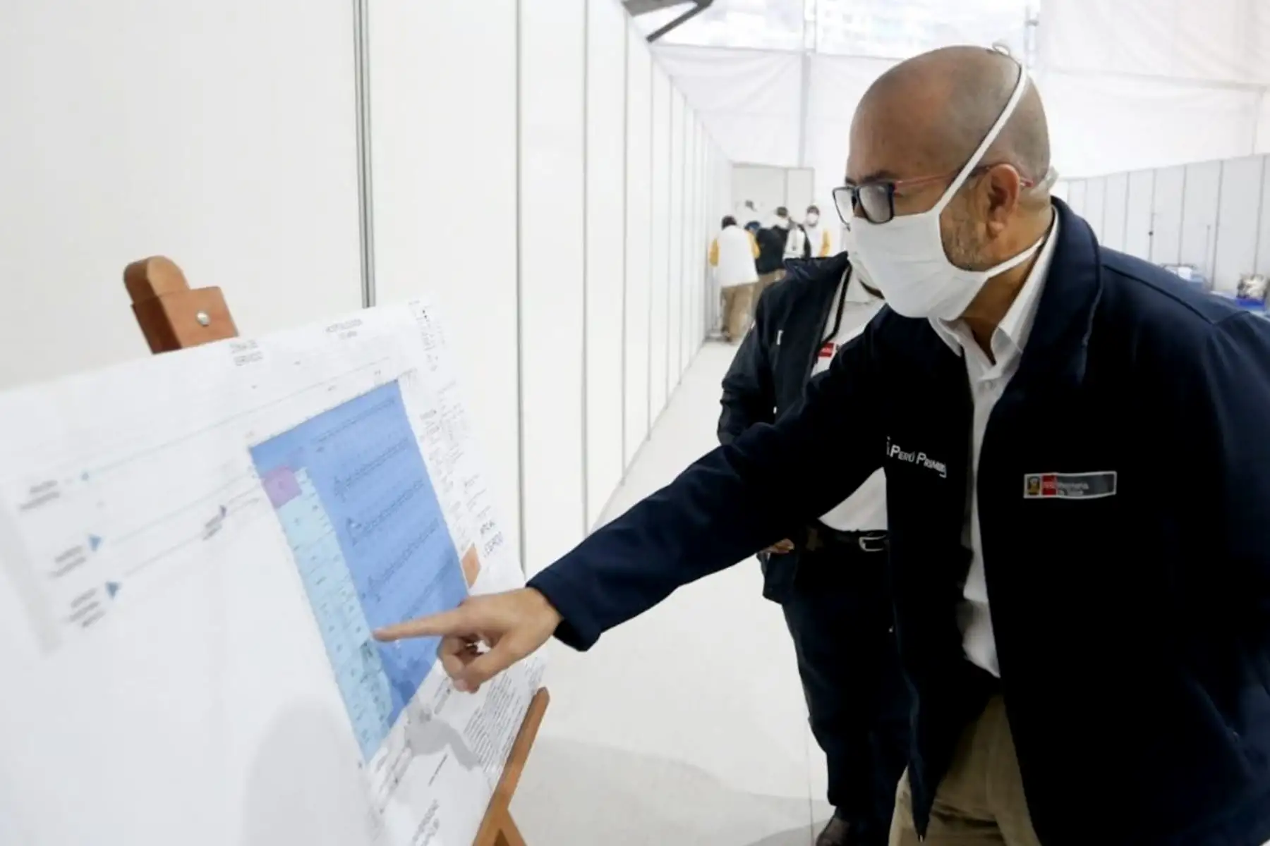 El ministro de Salud Victor Zamora y el titular de Transportes y Comunicaciones, Carlos Lozada, inspeccionan la implementación del nuevo Centro de Atención y Aislamiento covid-19, espacio ubicado en el hospital Hipólito Unanue que contará con 100 camas al servicio de los pacientes. Foto: MINSA