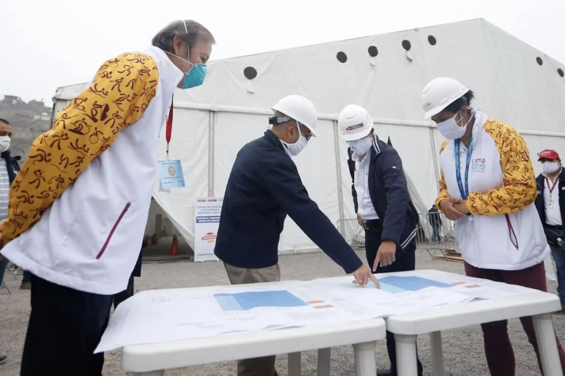 El ministro de Salud Victor Zamora y el titular de Transportes y Comunicaciones, Carlos Lozada, inspeccionan la implementación del nuevo Centro de Atención y Aislamiento covid-19, espacio ubicado en el hospital Hipólito Unanue que contará con 100 camas al servicio de los pacientes. Foto: MINSA
