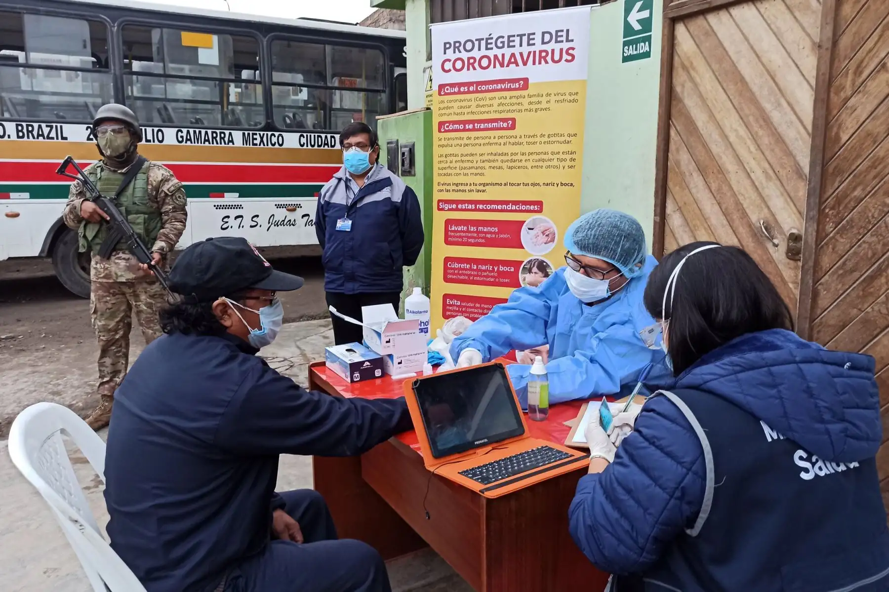 Equipos de Respuesta Rápida de la DIRIS Lima Sur intervienen Empresa de Transporte "San Judas Tadeo" en Tablada de Lurín, para realizar pruebas rápidas de diagnóstico Covid-19 a 100 conductores y cobradores de la ruta San Miguel - Villa María del Triunfo. Foto:ANDINA/@DIRISLimaSur
