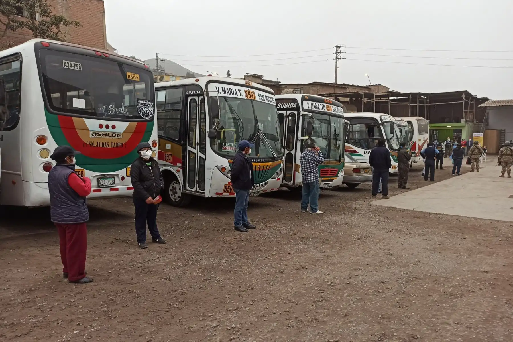 Equipos de Respuesta Rápida de la DIRIS Lima Sur intervienen Empresa de Transporte "San Judas Tadeo" en Tablada de Lurín, para realizar pruebas rápidas de diagnóstico Covid-19 a 100 conductores y cobradores de la ruta San Miguel - Villa María del Triunfo. Foto:ANDINA/@DIRISLimaSur