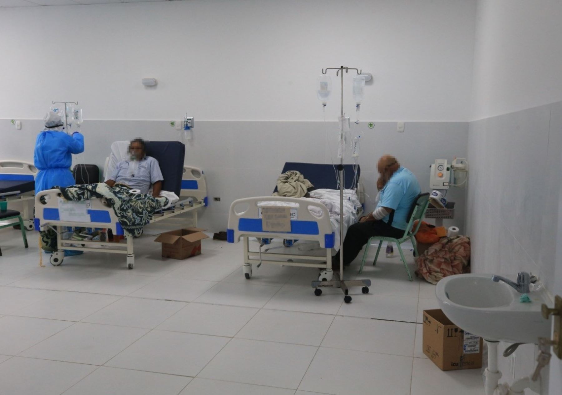 Equipo del Ministerio de Salud implementa un módulo para instalar 100 camas en el Hospital Regional de Chimbote para atender a pacientes covid-19.
