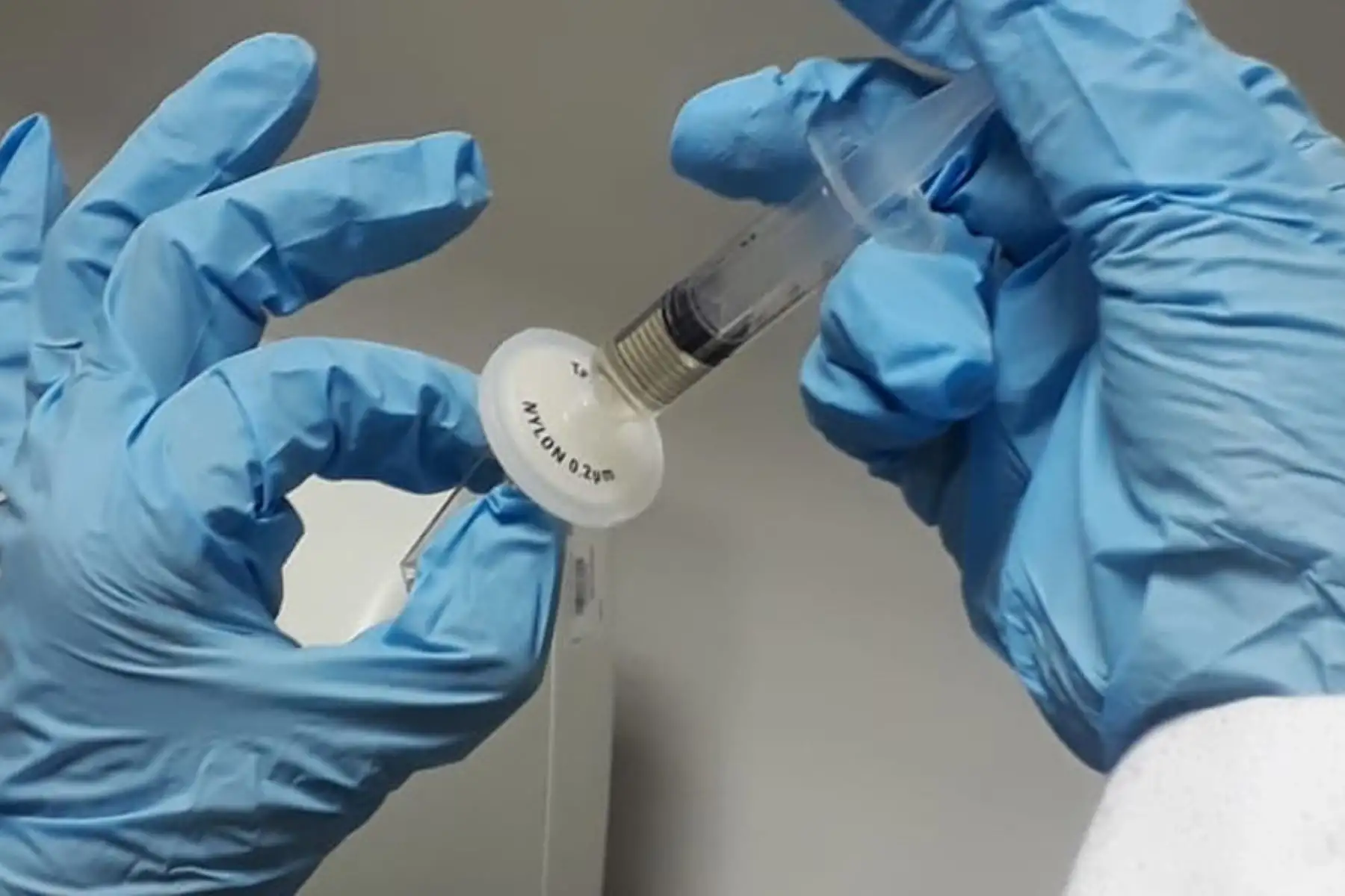 Luego de producir con éxito dos desinfectantes usando esta tecnología, la startup peruana ahora busca desarrollar un gel con las mismas propiedades que puedan ser de uso constante para la prevención del contagio del nuevo coronavirus que causa el covid-19.
