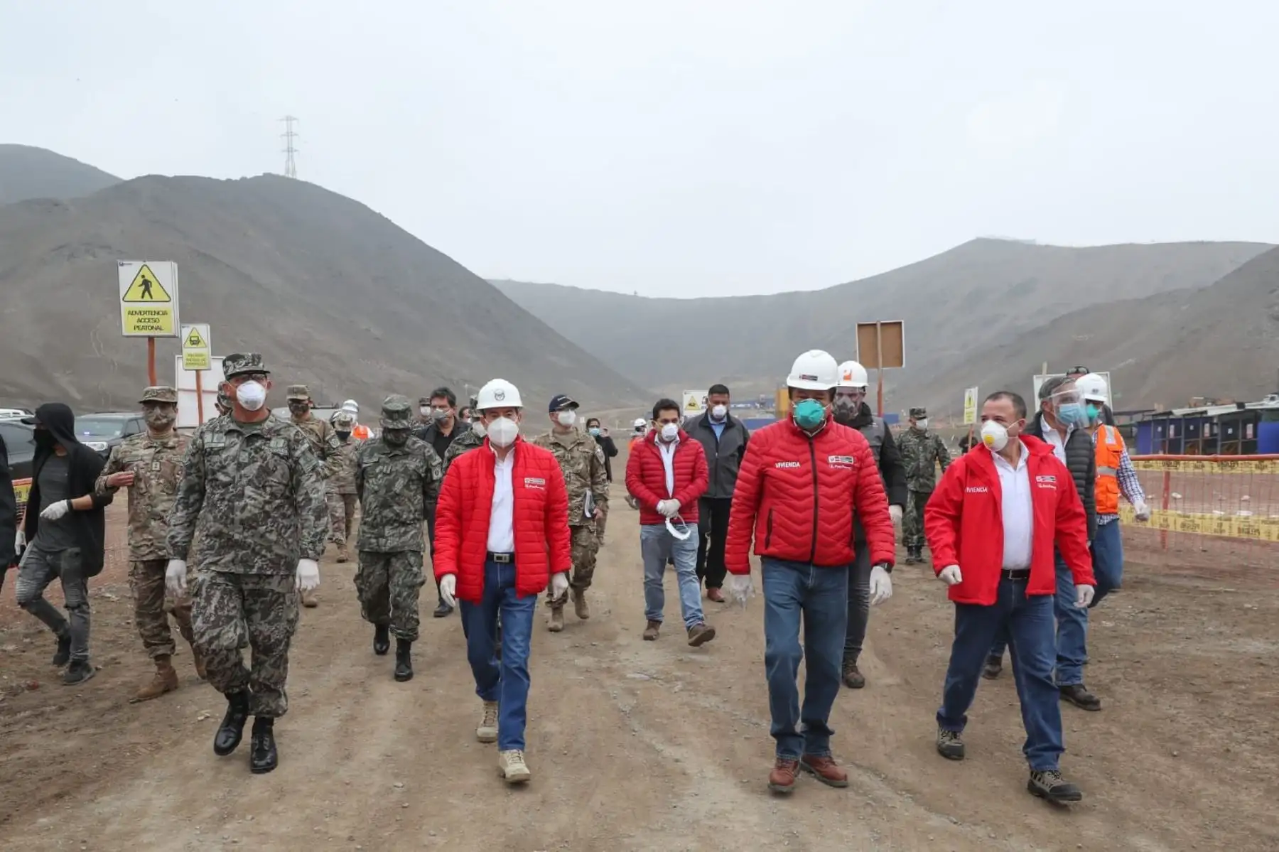 Ministro de Defensa Walter Martos, junto al titular de Vivienda Rodolfo Yáñez
 y representantes de Besco, supervisan el reinicio de obras del proyecto La Alameda del Rímac, como parte de la reactivación económica en el sector construcción, siguiendo los nuevos protocolos de salubridad establecidos.

Foto: MINDEF