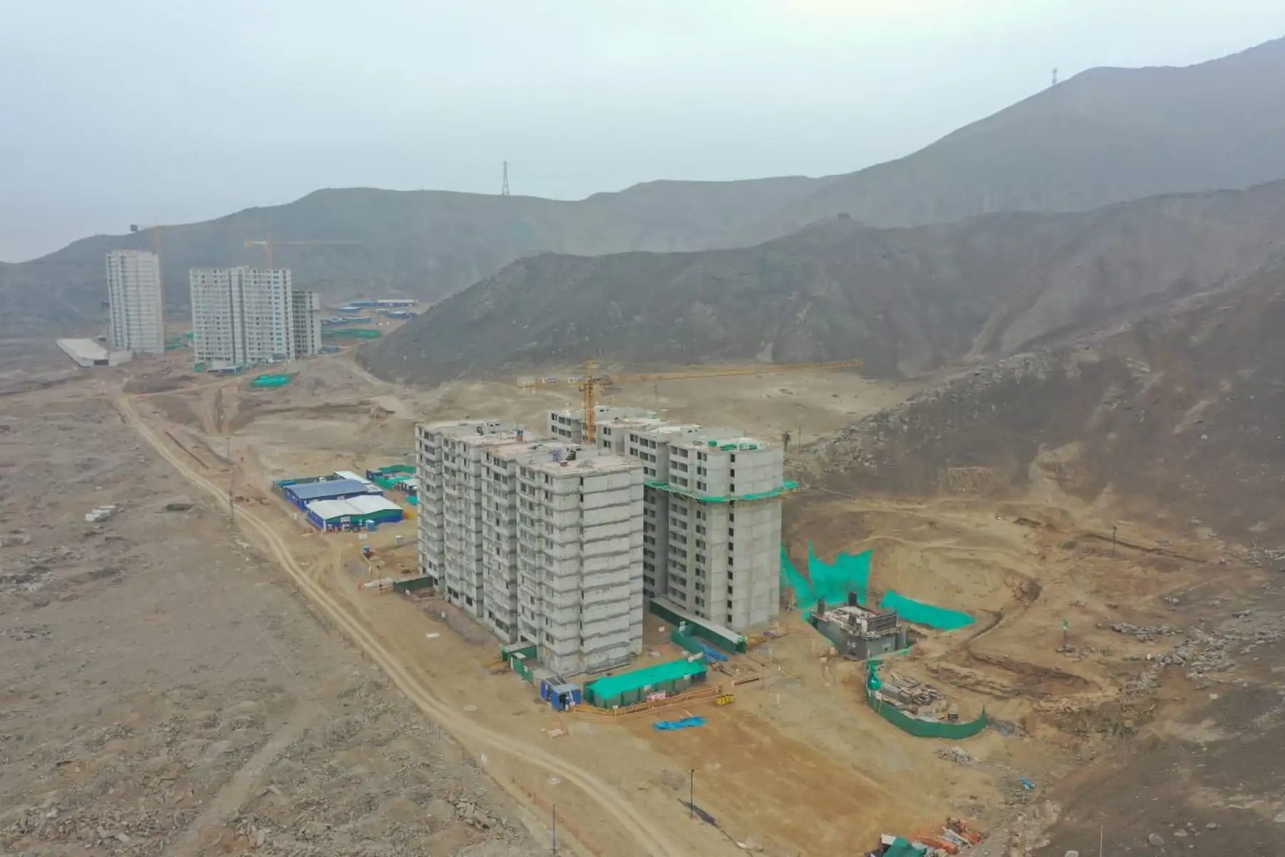 Ministro de Defensa Walter Martos, junto al titular de Vivienda Rodolfo Yáñez
 y representantes de Besco, supervisan el reinicio de obras del proyecto La Alameda del Rímac, como parte de la reactivación económica en el sector construcción, siguiendo los nuevos protocolos de salubridad establecidos.

Foto: MINDEF