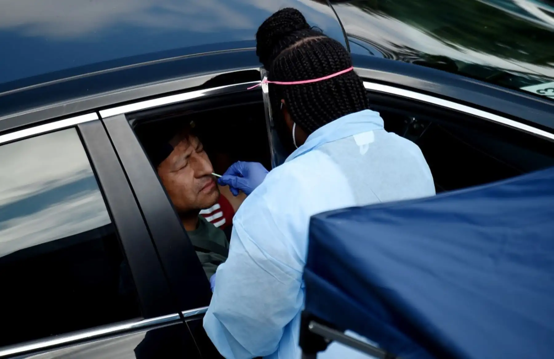 Las personas reciben pruebas gratuitas de COVID-19 en un centro de pruebas de manejo de Coronavirus ubicado en Virginia. Foto: AFP