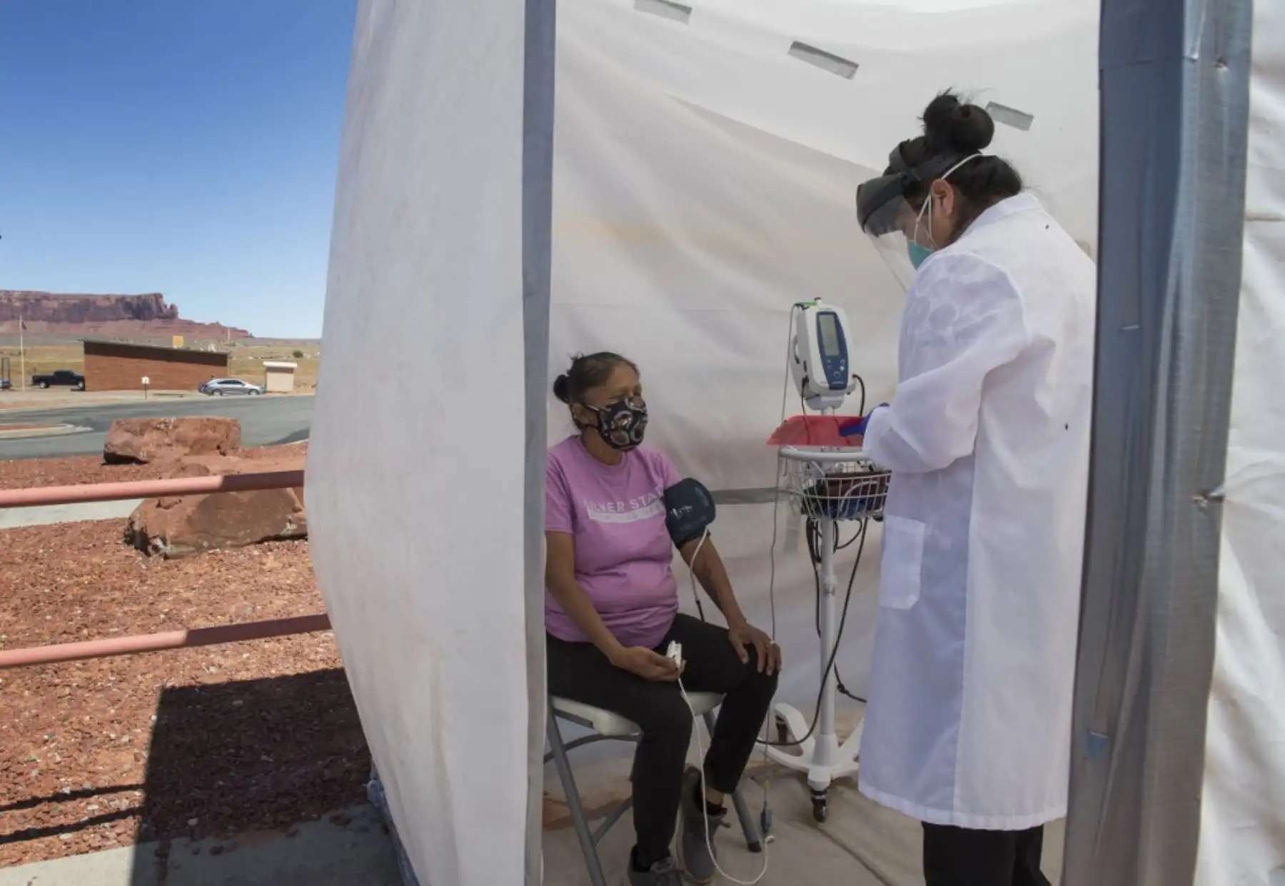 Una enfermera revisa los signos vitales de una mujer indígena navajo que se queja de síntomas de virus, en un centro de pruebas COVID-19 en la ciudad Nación Navajo de Monument Valley en Arizona. Foto: AFP