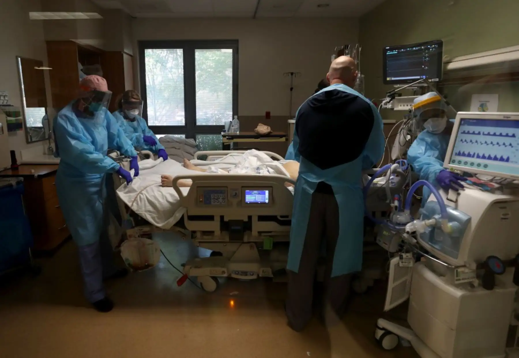 Las enfermeras atienden a un paciente con coronavirus COVID-19 en la unidad de cuidados intensivos (I.C.U.) en el Centro Médico Regional en San José, California. Foto: AFP