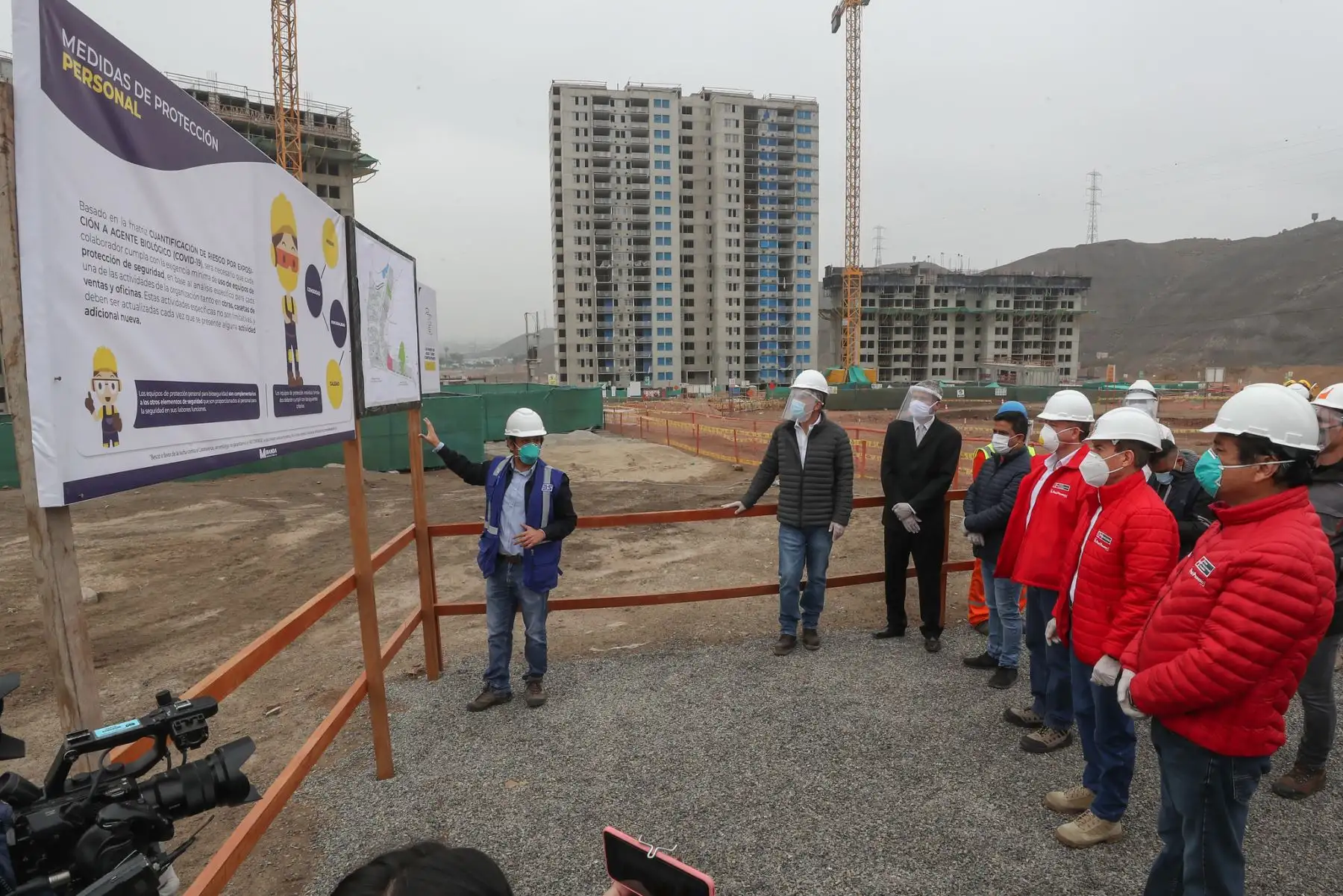 Ministro de Defensa Walter Martos, junto al titular de Vivienda Rodolfo Yáñez y representantes de Besco, supervisan el reinicio de obras del proyecto La Alameda del Rímac, como parte de la reactivación económica en el sector construcción, siguiendo los nuevos protocolos de salubridad establecidos.

Foto: MINDEF