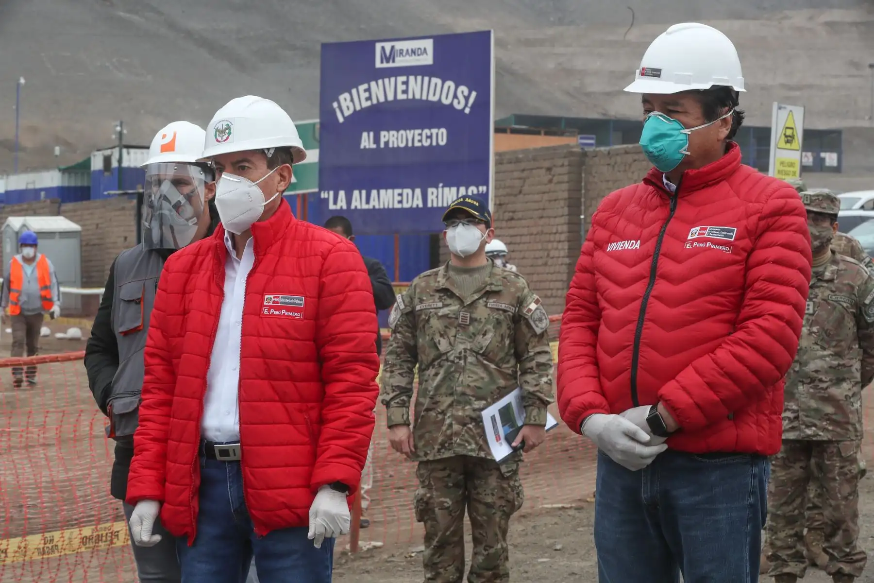 Ministro de Defensa Walter Martos, junto al titular de Vivienda Rodolfo Yáñez y representantes de Besco, supervisan el reinicio de obras del proyecto La Alameda del Rímac, como parte de la reactivación económica en el sector construcción, siguiendo los nuevos protocolos de salubridad establecidos.

Foto: MINDEF