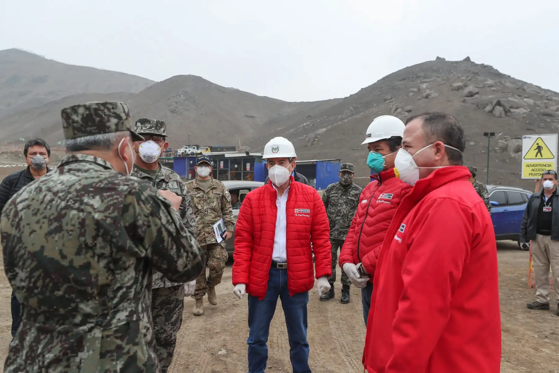 Ministro de Defensa Walter Martos, junto al titular de Vivienda Rodolfo Yáñez y representantes de Besco, supervisan el reinicio de obras del proyecto La Alameda del Rímac, como parte de la reactivación económica en el sector construcción, siguiendo los nuevos protocolos de salubridad establecidos.

Foto: MINDEF