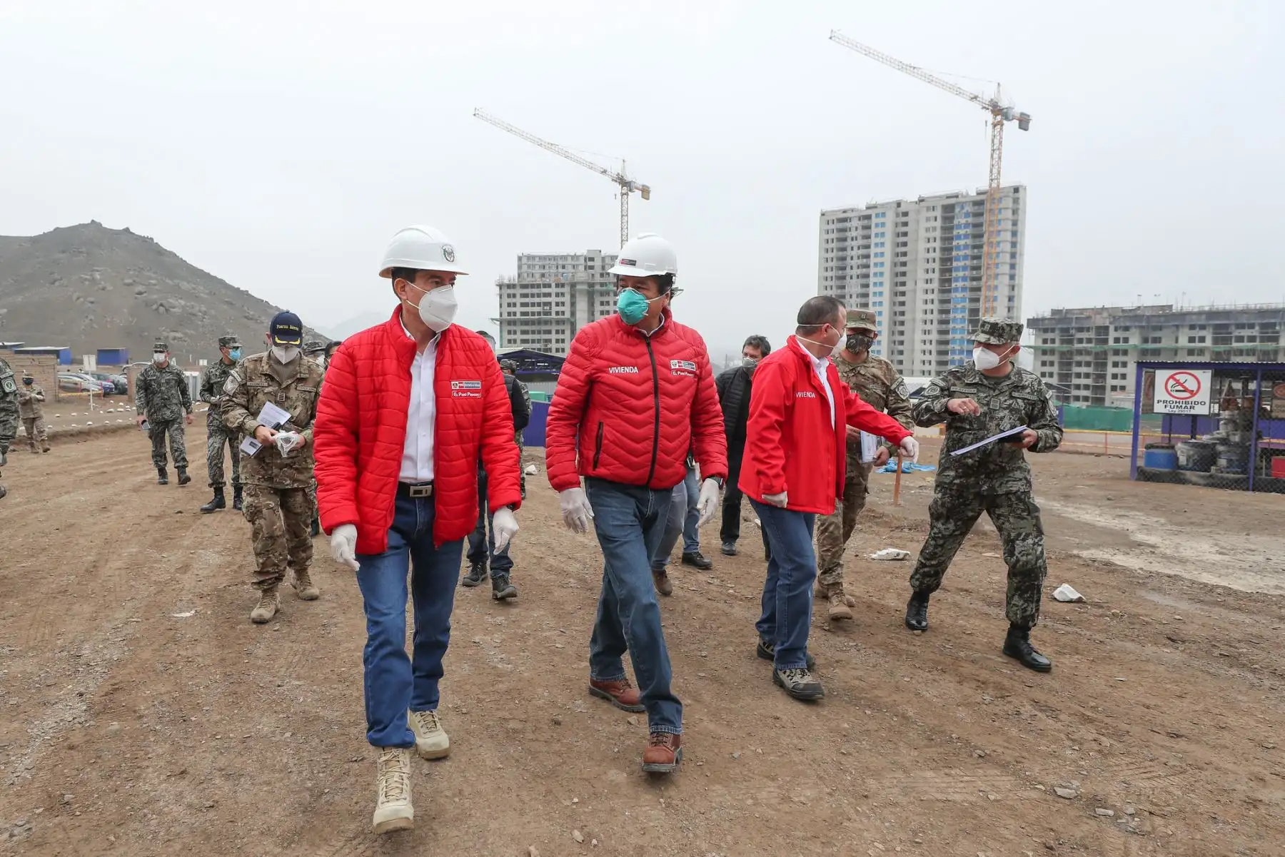 Ministro de Defensa Walter Martos, junto al titular de Vivienda Rodolfo Yáñez y representantes de Besco, supervisan el reinicio de obras del proyecto La Alameda del Rímac, como parte de la reactivación económica en el sector construcción, siguiendo los nuevos protocolos de salubridad establecidos.

Foto: MINDEF