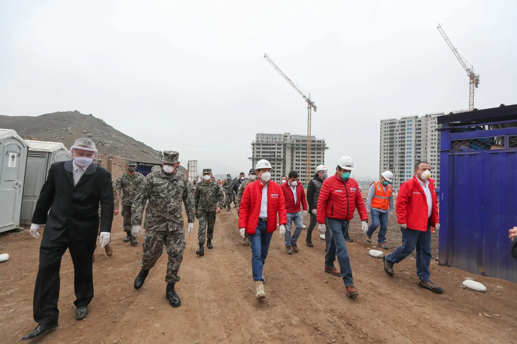 Ministro de Defensa Walter Martos, junto al titular de Vivienda Rodolfo Yáñez y representantes de Besco, supervisan el reinicio de obras del proyecto La Alameda del Rímac, como parte de la reactivación económica en el sector construcción, siguiendo los nuevos protocolos de salubridad establecidos.

Foto: MINDEF