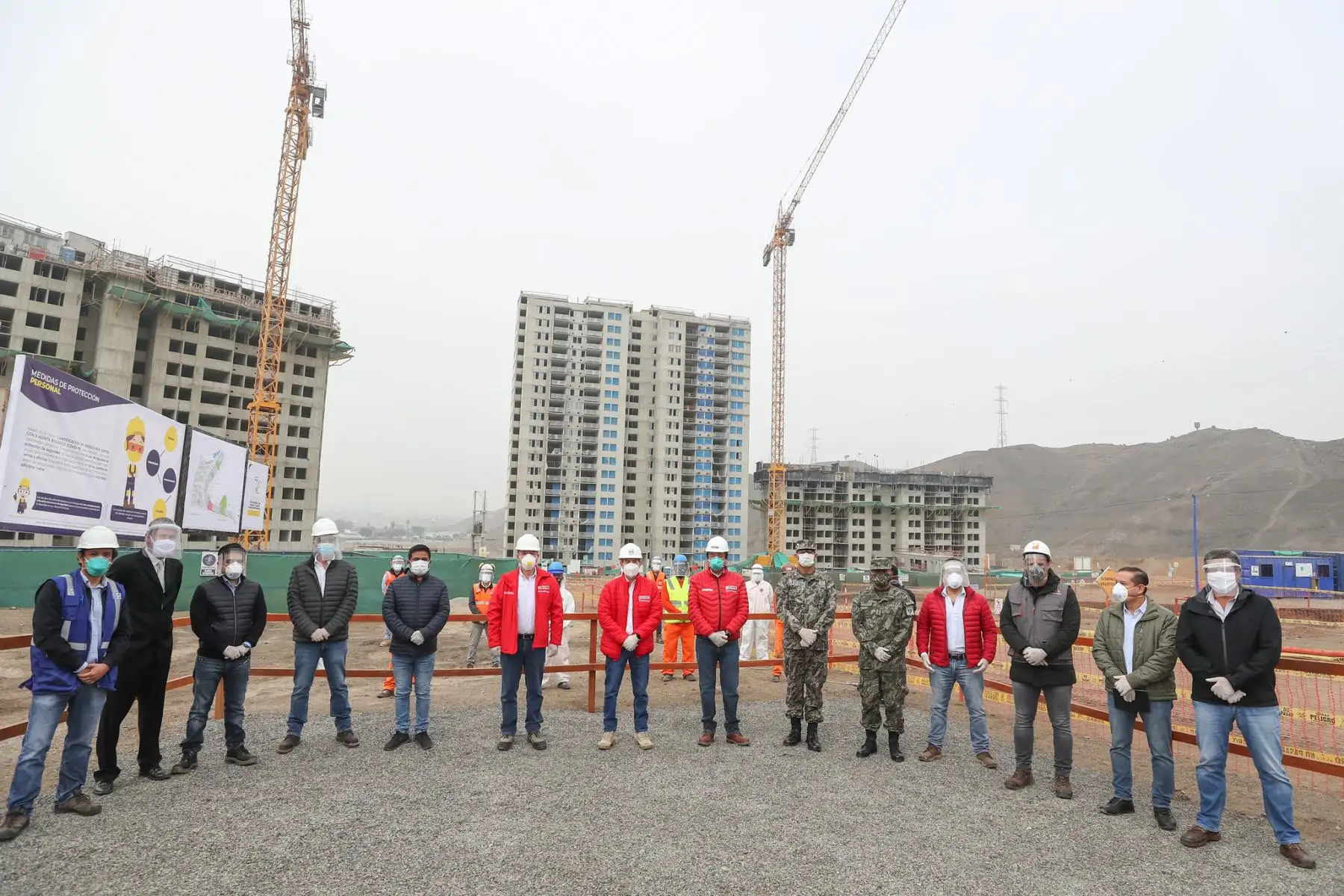 Ministro de Defensa Walter Martos, junto al titular de Vivienda Rodolfo Yáñez y representantes de Besco, supervisan el reinicio de obras del proyecto La Alameda del Rímac, como parte de la reactivación económica en el sector construcción, siguiendo los nuevos protocolos de salubridad establecidos.

Foto: MINDEF