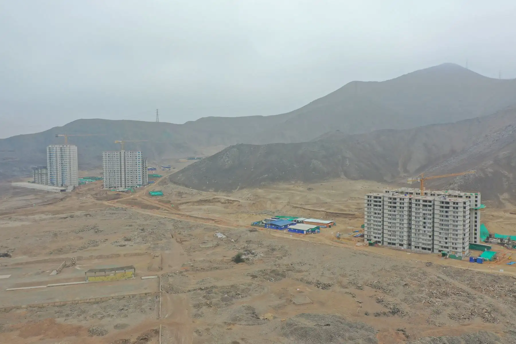 Ministro de Defensa Walter Martos, junto al titular de Vivienda Rodolfo Yáñez y representantes de Besco, supervisan el reinicio de obras del proyecto La Alameda del Rímac, como parte de la reactivación económica en el sector construcción, siguiendo los nuevos protocolos de salubridad establecidos.

Foto: MINDEF