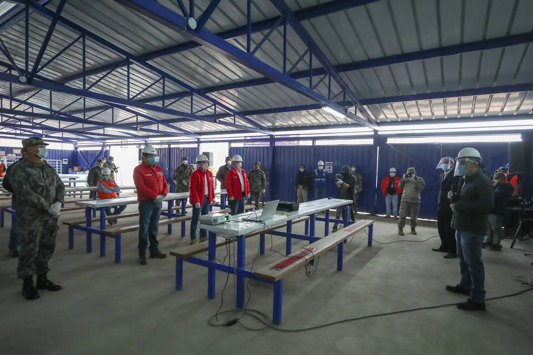 Ministro de Defensa Walter Martos, junto al titular de Vivienda Rodolfo Yáñez y representantes de Besco, supervisan el reinicio de obras del proyecto La Alameda del Rímac, como parte de la reactivación económica en el sector construcción, siguiendo los nuevos protocolos de salubridad establecidos.

Foto: MINDEF