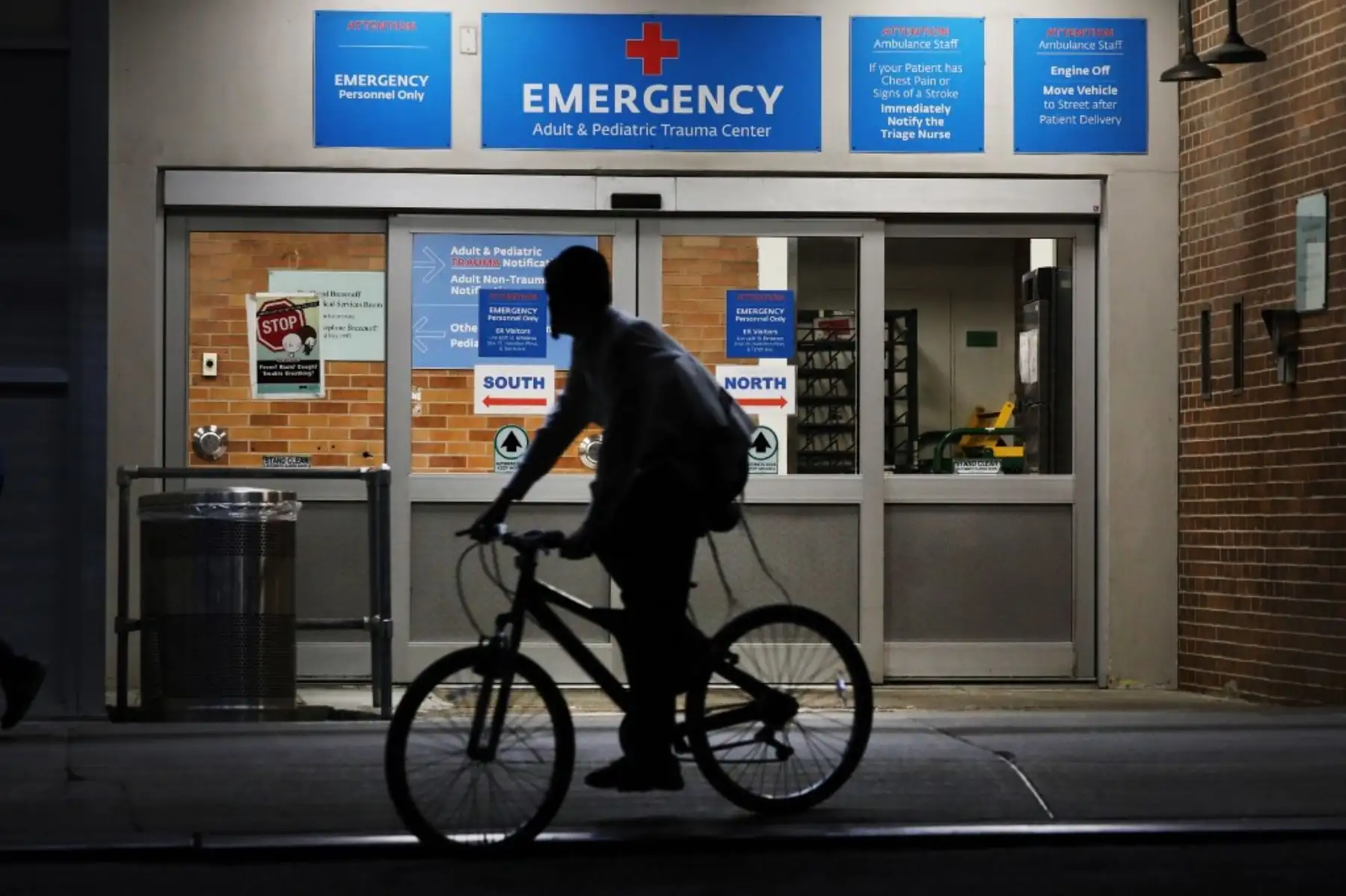 Una persona transita con su bicicleta por los exteriores  del Centro Médico Maimonides en el vecindario Borough Park del distrito de Brooklyn de la ciudad de Nueva York. Foto: AFP