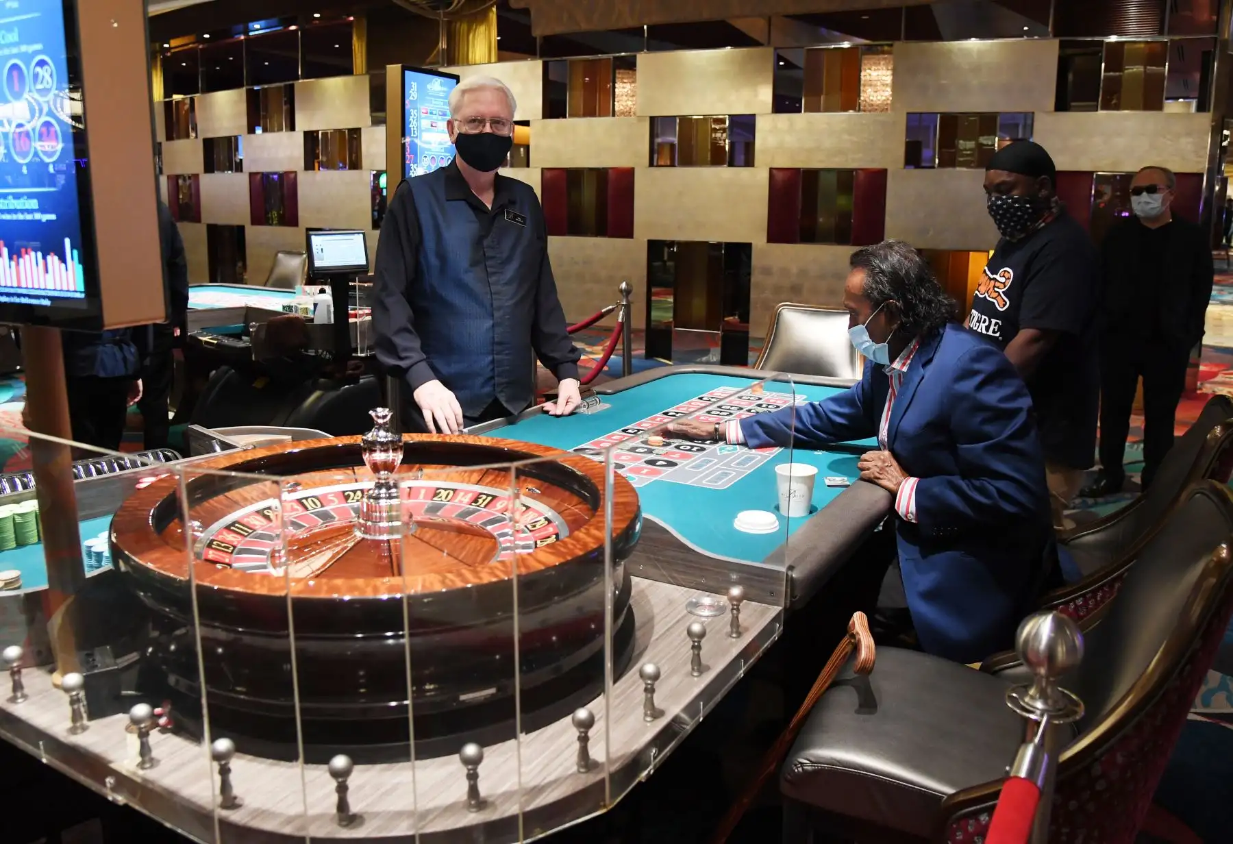 El concesionario Gary Reed observa cómo Tilak Fernando y Dred Phillips juegan a la ruleta en el Bellagio Resort & Casino en Las Vegas Strip. Foto: AFP