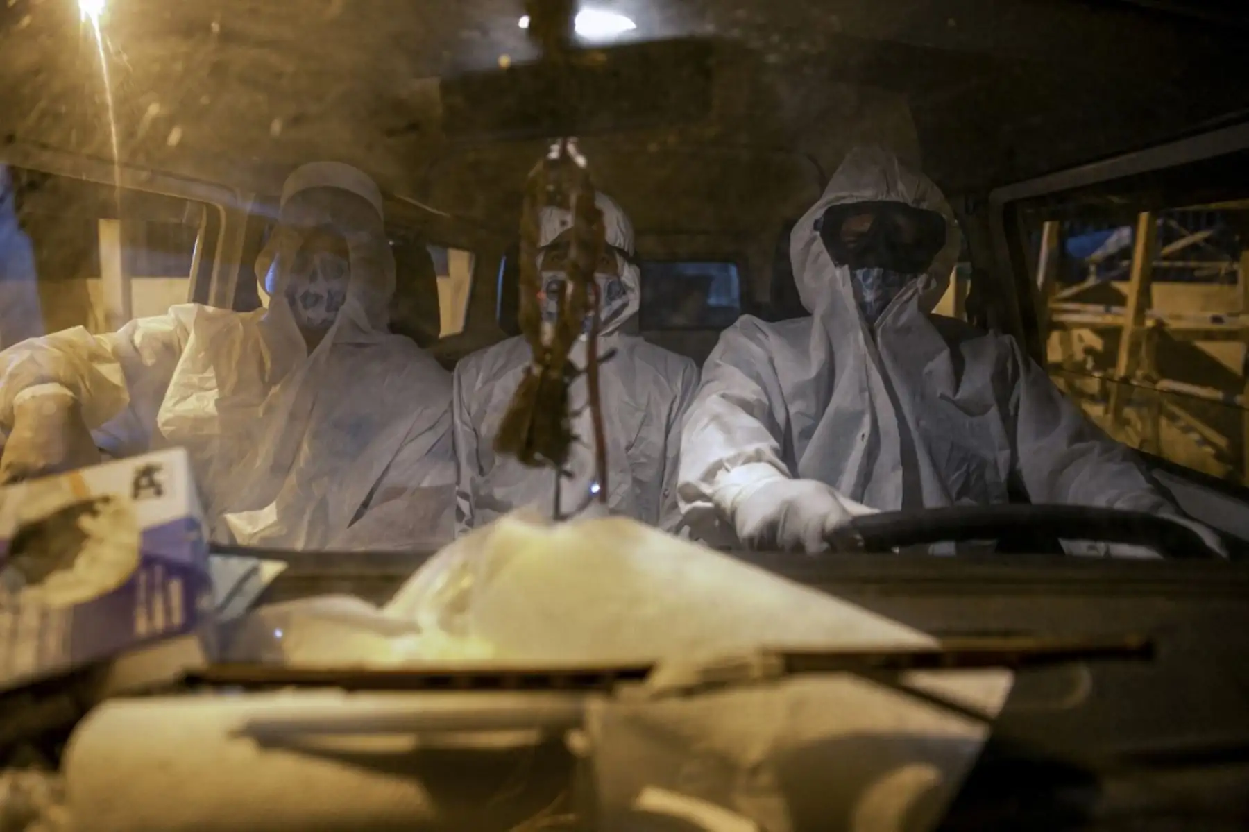 Los sepultureros con ropa protectora llegan al automóvil de una casa funeraria en el cementerio municipal de Recanto da Paz para enterrar a una víctima del nuevo coronavirus COVID-19. Foto: AFP