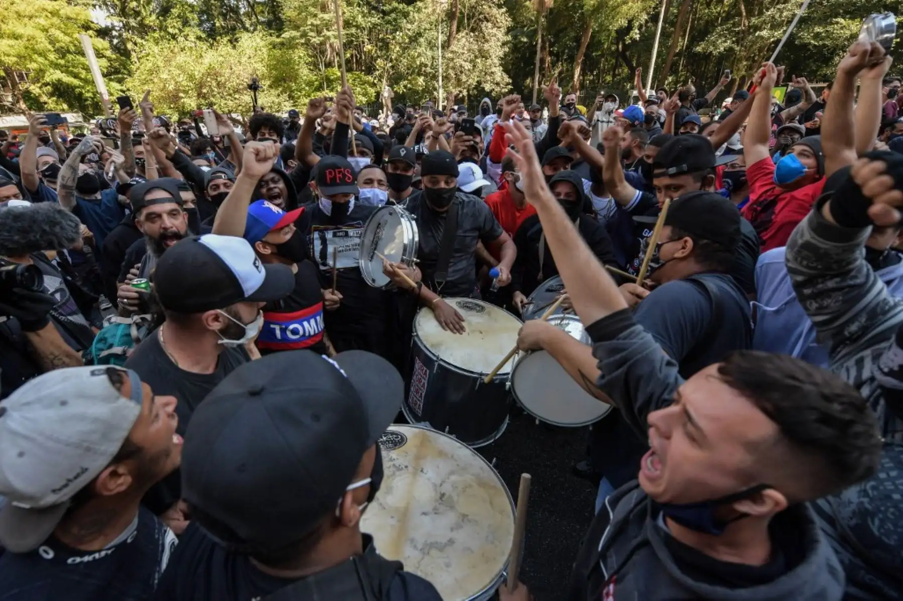 Fanáticos anti Jair Bolsonaro protestan contra él en la avenida Paulista en Sao Paulo, Brasil, en medio de la nueva pandemia de coronavirus del COVID-19. Foto: AFP