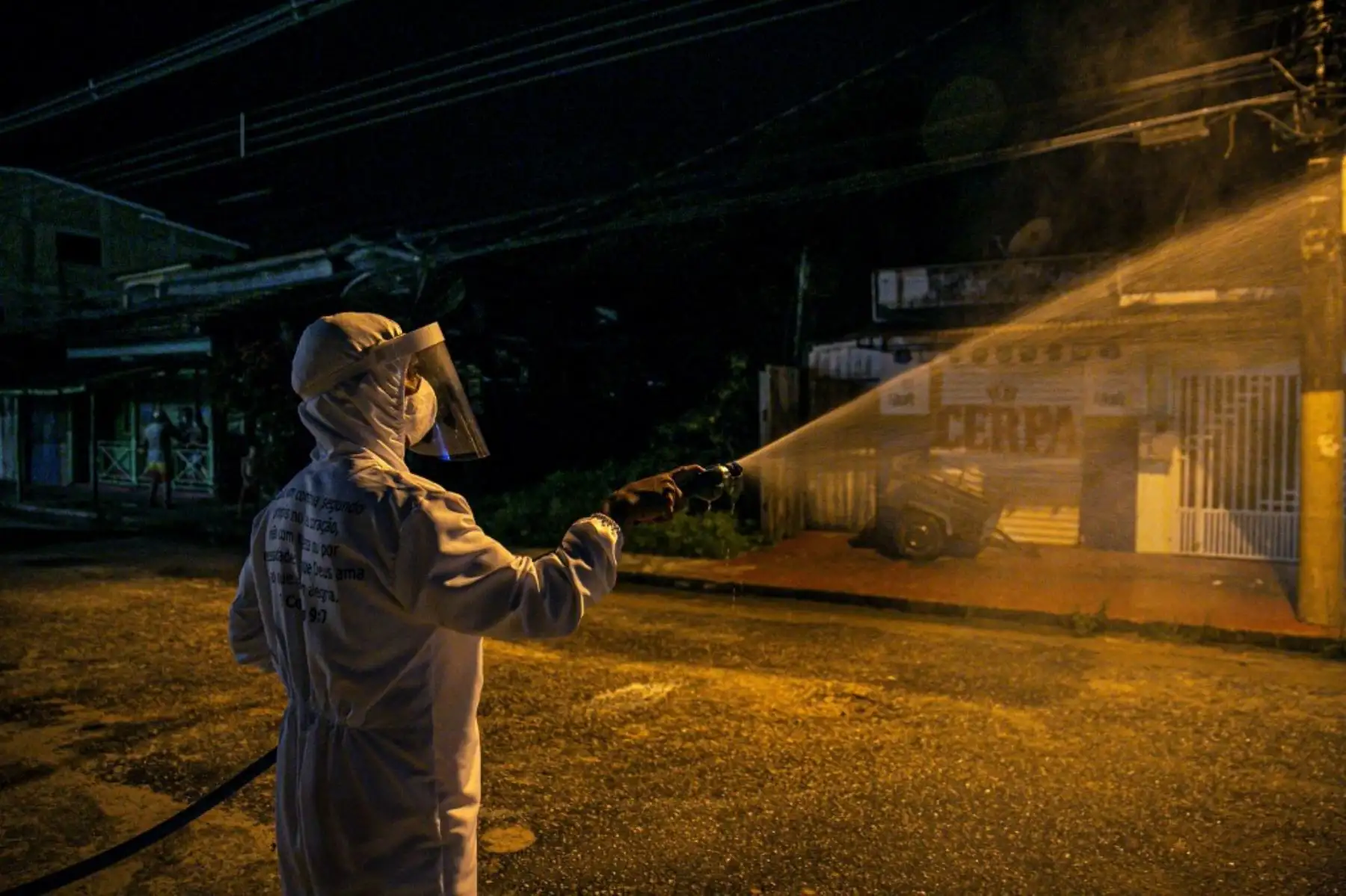 Un trabajador municipal desinfecta una calle como medida contra la pandemia de coronavirus COVID-19 en el suroeste de la isla de Marajo, en el estado de Pará, Brasil. Foto: AFP