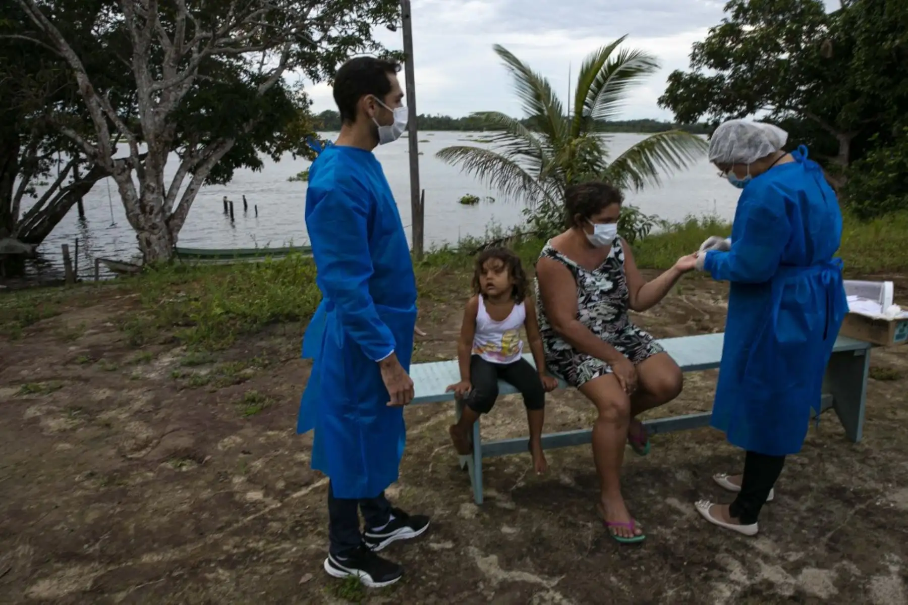 Los trabajadores de salud del gobierno evalúan a un residente de la comunidad ribereña de Roli Madeira en medio de la preocupación por la propagación del coronavirus COVID-19. Foto: AFP