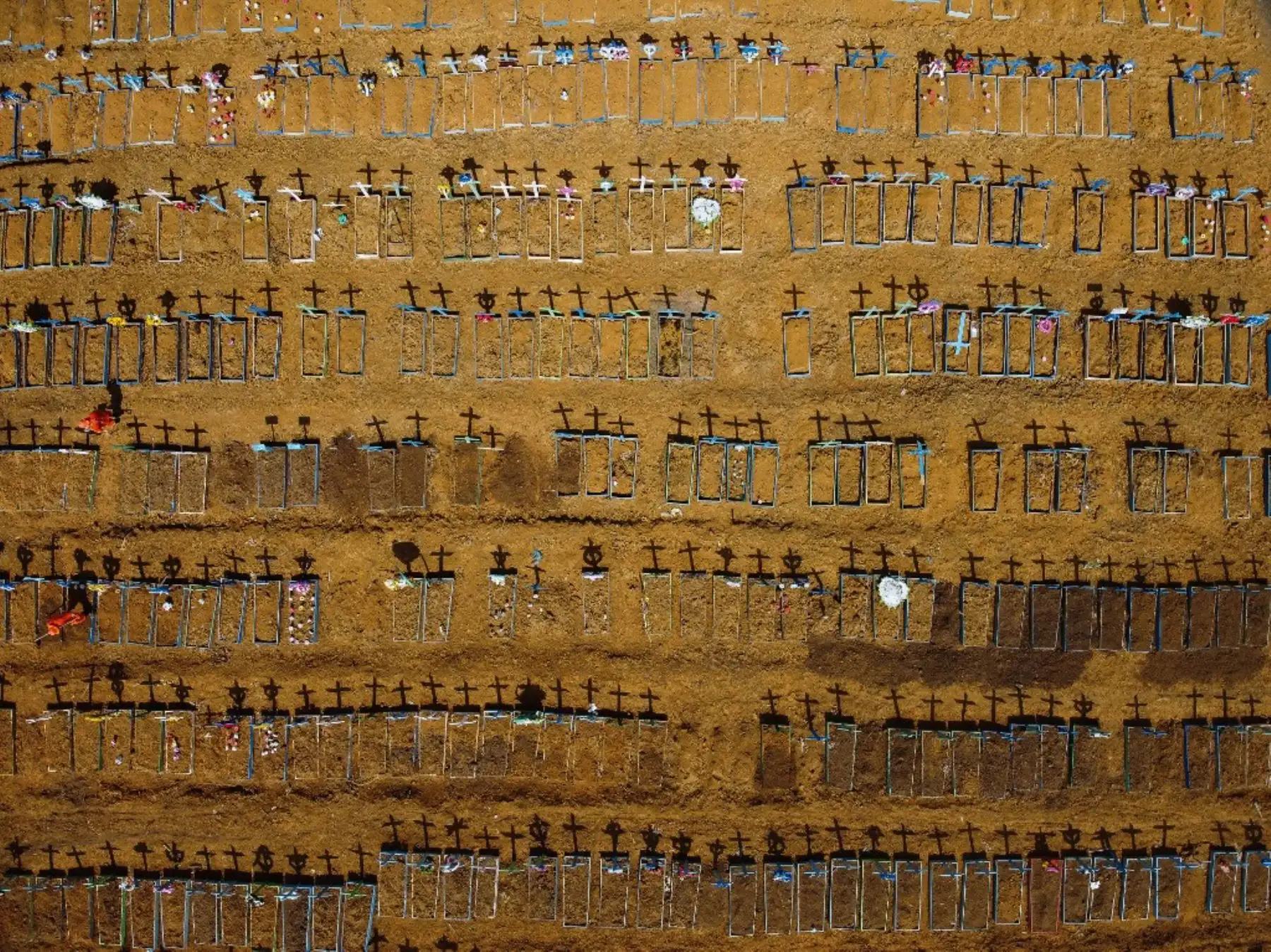 Vista aérea del cementerio Nossa Senhora Aparecida, donde las víctimas de COVID-19 son enterradas diariamente, en el barrio de Taruma, en Manaus, Brasil. Foto: AFP