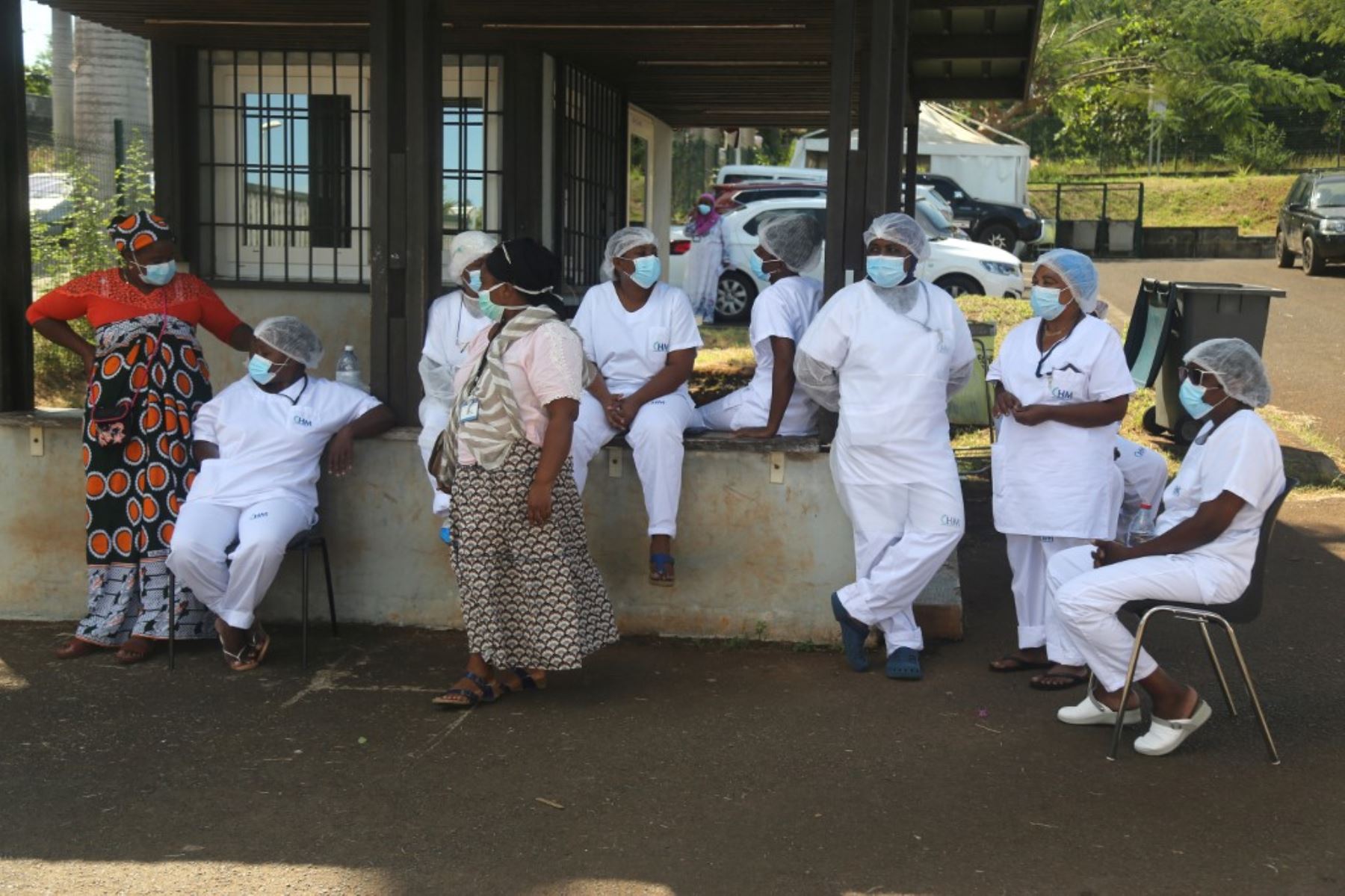 El personal médico está afuera para protestar contra la inseguridad causada por la delincuencia en el centro de salud de Kahani, en la isla francesa de Mayotte. Foto: AFP