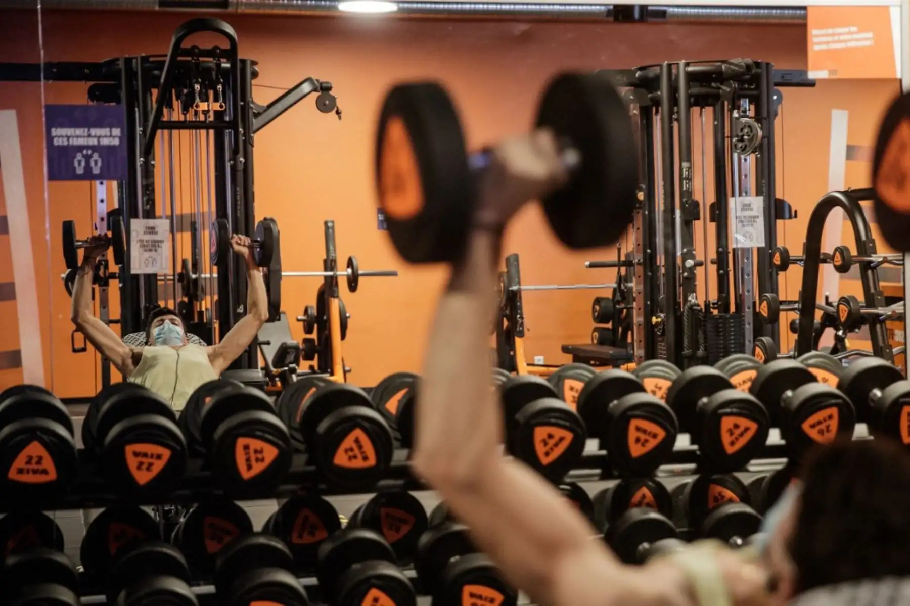 Un usuario de gimnasio usa una máscara facial mientras entrenaba en un centro deportivo en Caen, en el noroeste de Francia. Foto: AFP
