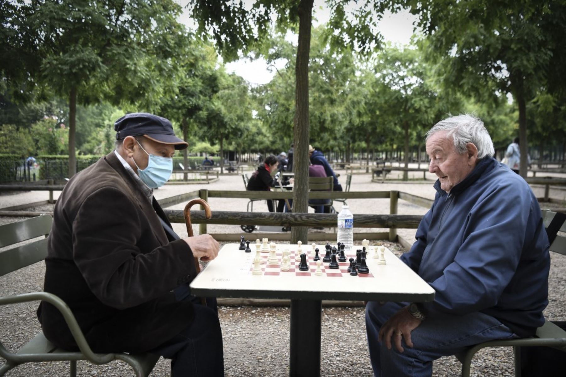 Dos hombres juegan ajedrez en el Jardín de Luxemburgo en París. En Francia, “el virus continúa circulando en ciertas regiones (…), pero circula a pequeña velocidad”, declaró François Delfraissy, presidente del consejo científico galo que asesora al gobierno en la gestión de la pandemia. Foto: AFP