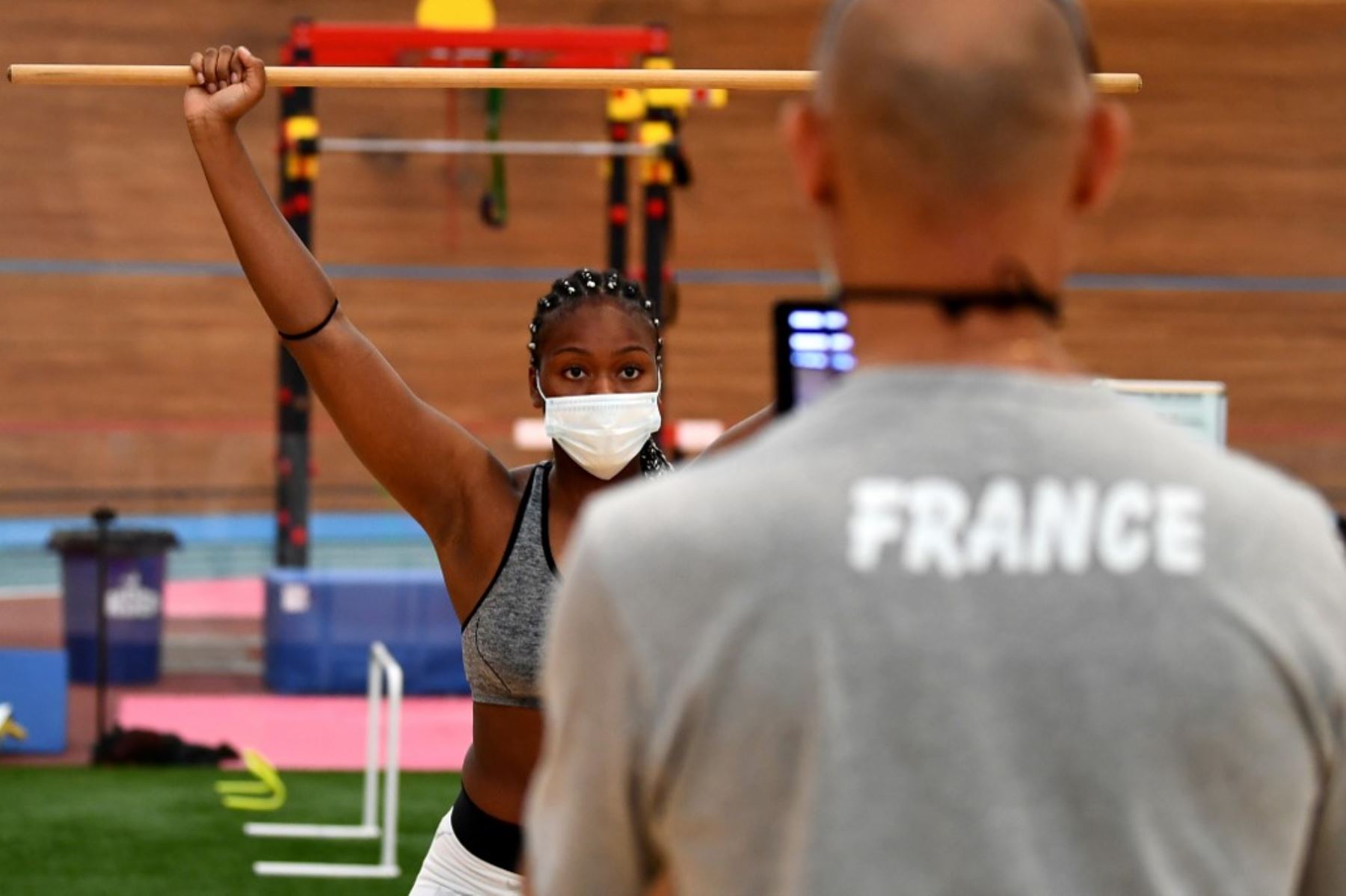 La boxeadora francesa, con una máscara protectora, asiste a una evaluación física completa y chequeos antes de participar en la primera sesión de entrenamiento. Foto: AFP