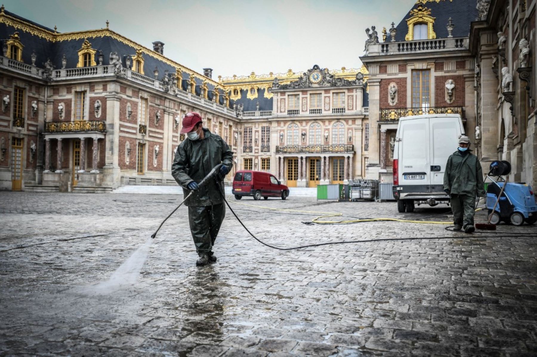 Los empleados limpian el Tribunal de Honor del Palacio de Versalles en Versalles, cerca de París. Foto: AFP