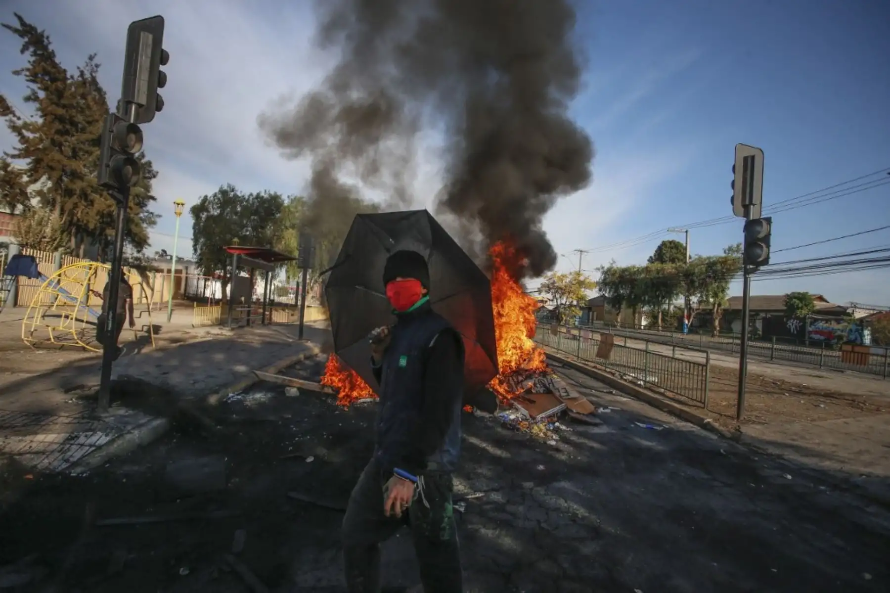 Un manifestante hace gestos durante los enfrentamientos con la policía antidisturbios en una protesta contra el gobierno del presidente chileno, Sebastián Pinera. Foto: AFP