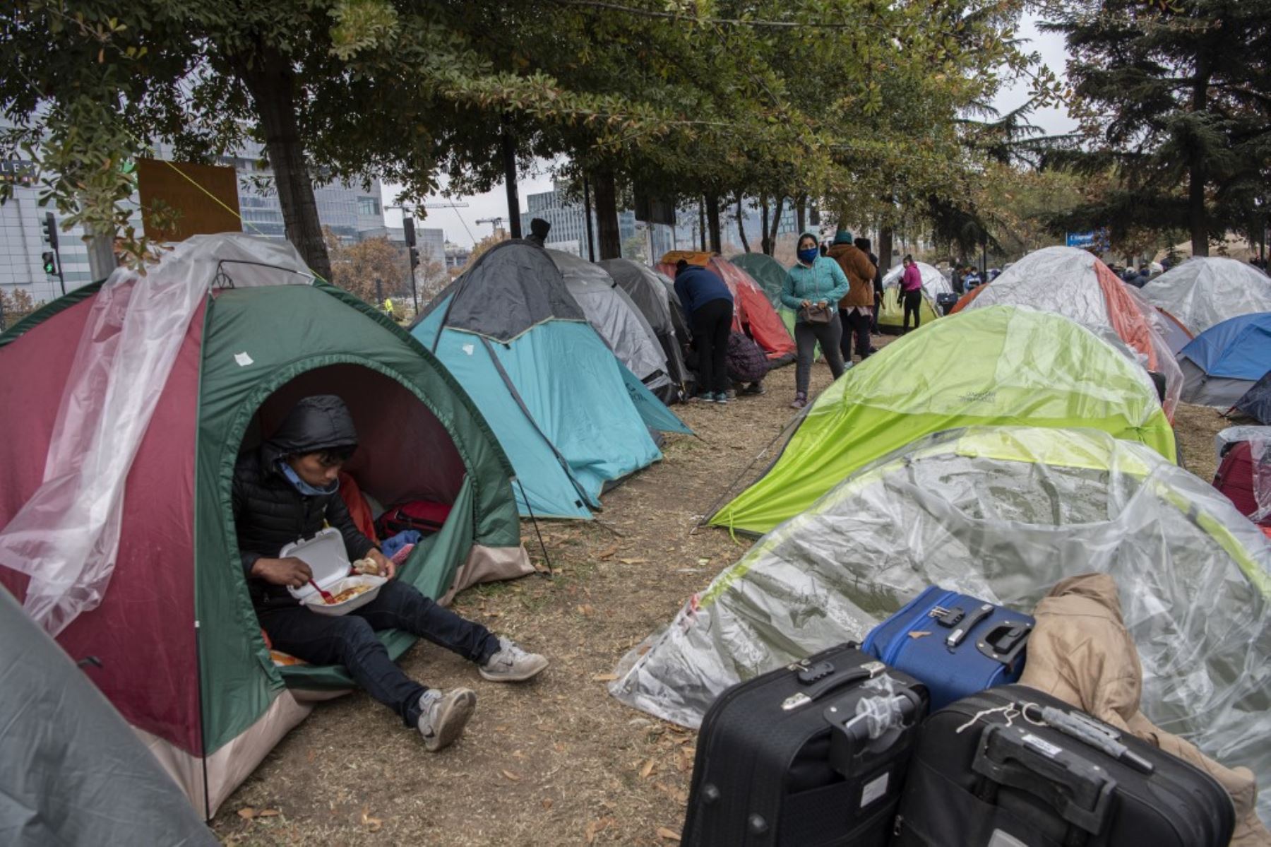 Los colombianos varados permanecen en un campamento improvisado frente al consulado de su país en Santiago, esperando una solución a su situación ya que las fronteras se cerraron debido a la pandemia del coronavirus COVID-19. Foto: AFP