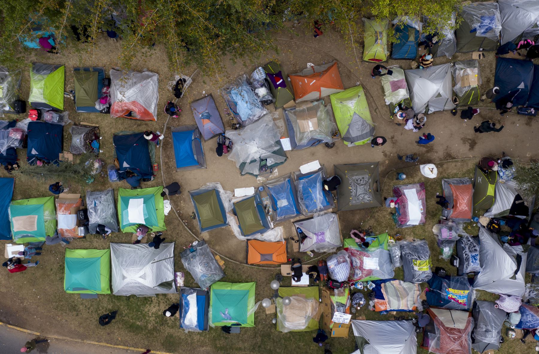 Vista aérea que muestra a ciudadanos bolivianos varados en un campamento improvisado frente al consulado de Bolivia en Santiago, esperando una solución a su situación ya que las fronteras se cerraron debido a la pandemia del coronavirus COVID-19. . Foto: AFP