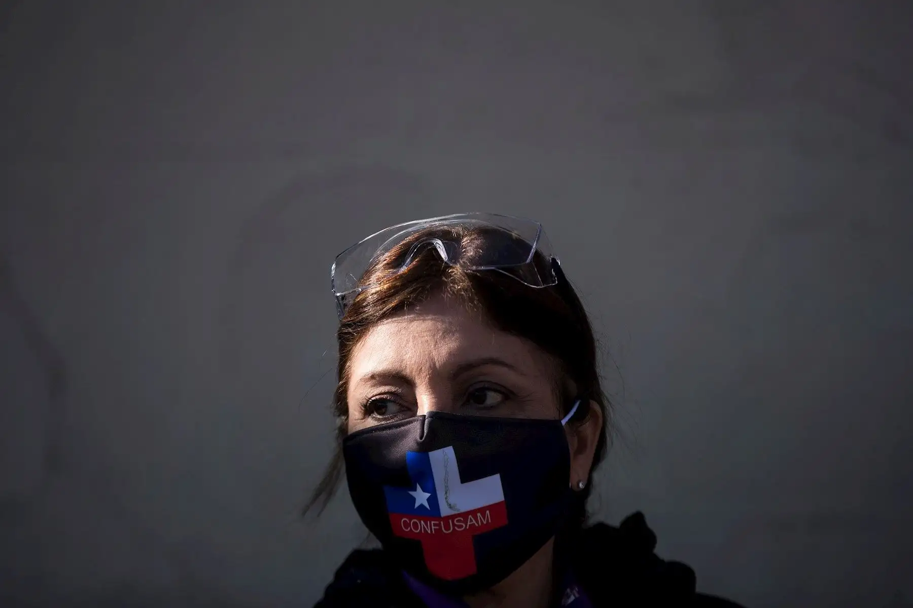 Organizaciones de trabajadores y usuarios de los servicios de salud protestan este jueves, contra la gestión ante la pandemia del COVID-19 por parte del Gobierno de Sebastián Piñera. Foto: EFE
