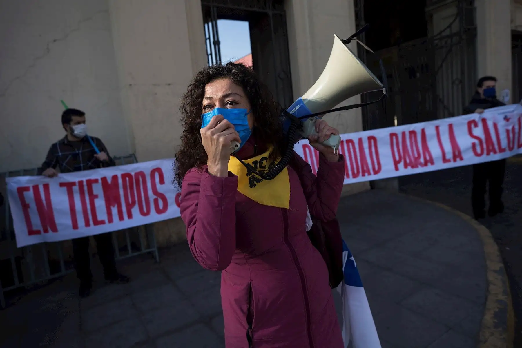 Organizaciones de trabajadores y usuarios de los servicios de salud protestan este jueves, contra la gestión ante la pandemia del COVID-19 por parte del Gobierno de Sebastián Piñera. Foto: EFE