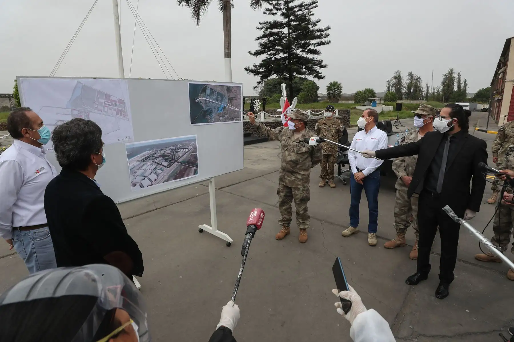 Los ministros Walter Martos, Carlos Lozada participan en la firma de convenio de cooperación entre el 
MTC y el Mindef, a través de la Marina de Guerra para la construcción e implementación del Antepuerto del Callao.

Foto: MINDEF