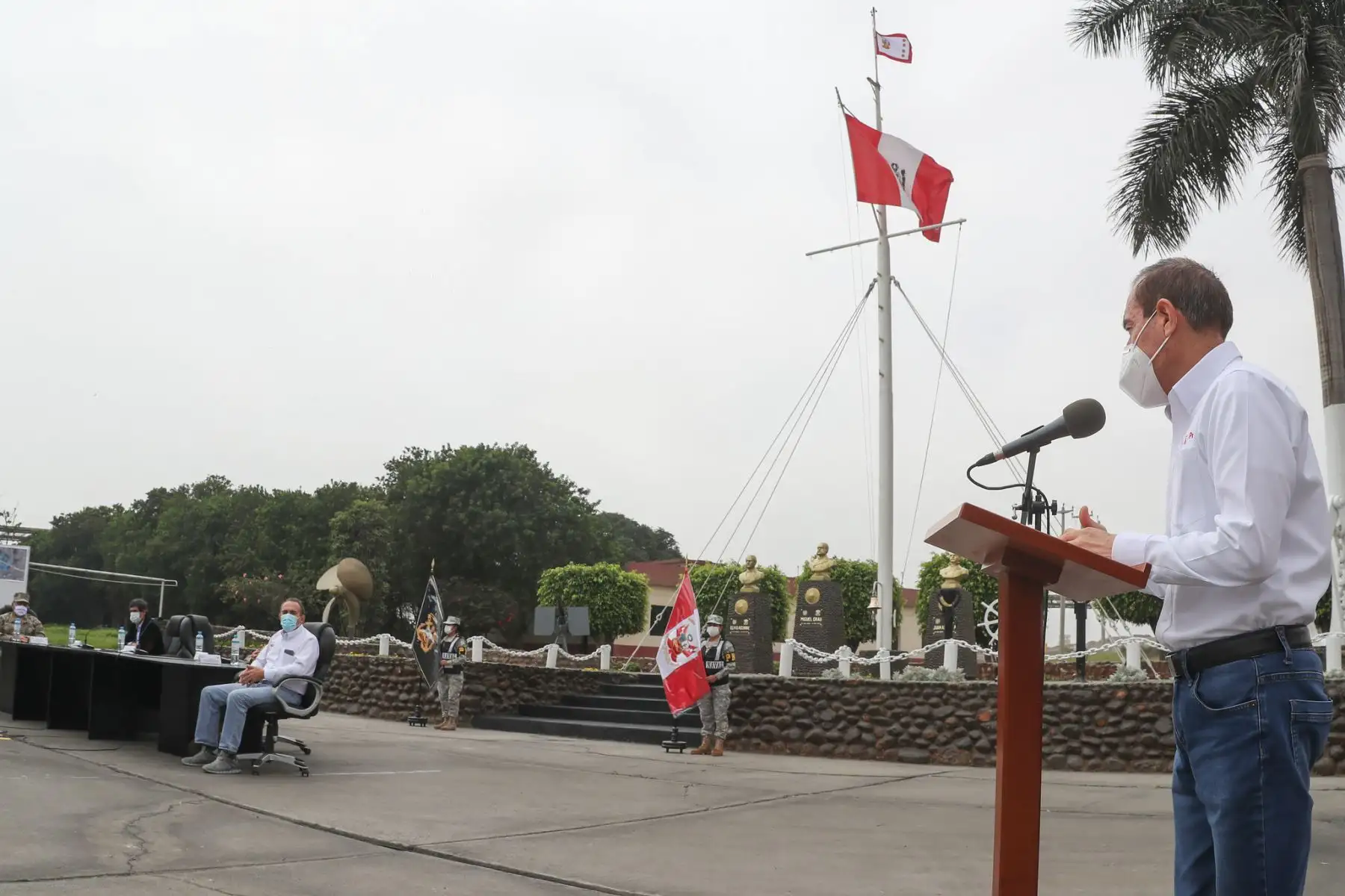 Los ministros Walter Martos, Carlos Lozada participan en la firma de convenio de cooperación entre el 
MTC y el Mindef, a través de la Marina de Guerra para la construcción e implementación del Antepuerto del Callao.

Foto: MINDEF