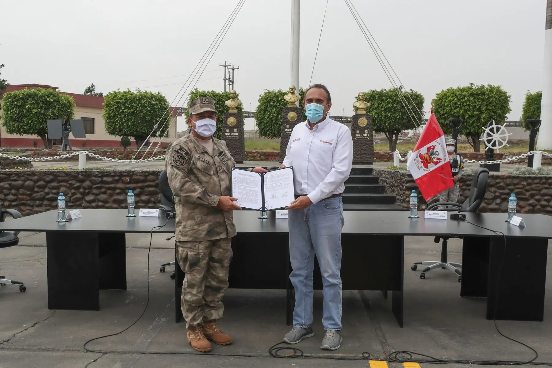Los ministros Walter Martos, Carlos Lozada participan en la firma de convenio de cooperación entre el 
MTC y el Mindef, a través de la Marina de Guerra para la construcción e implementación del Antepuerto del Callao.

Foto: MINDEF