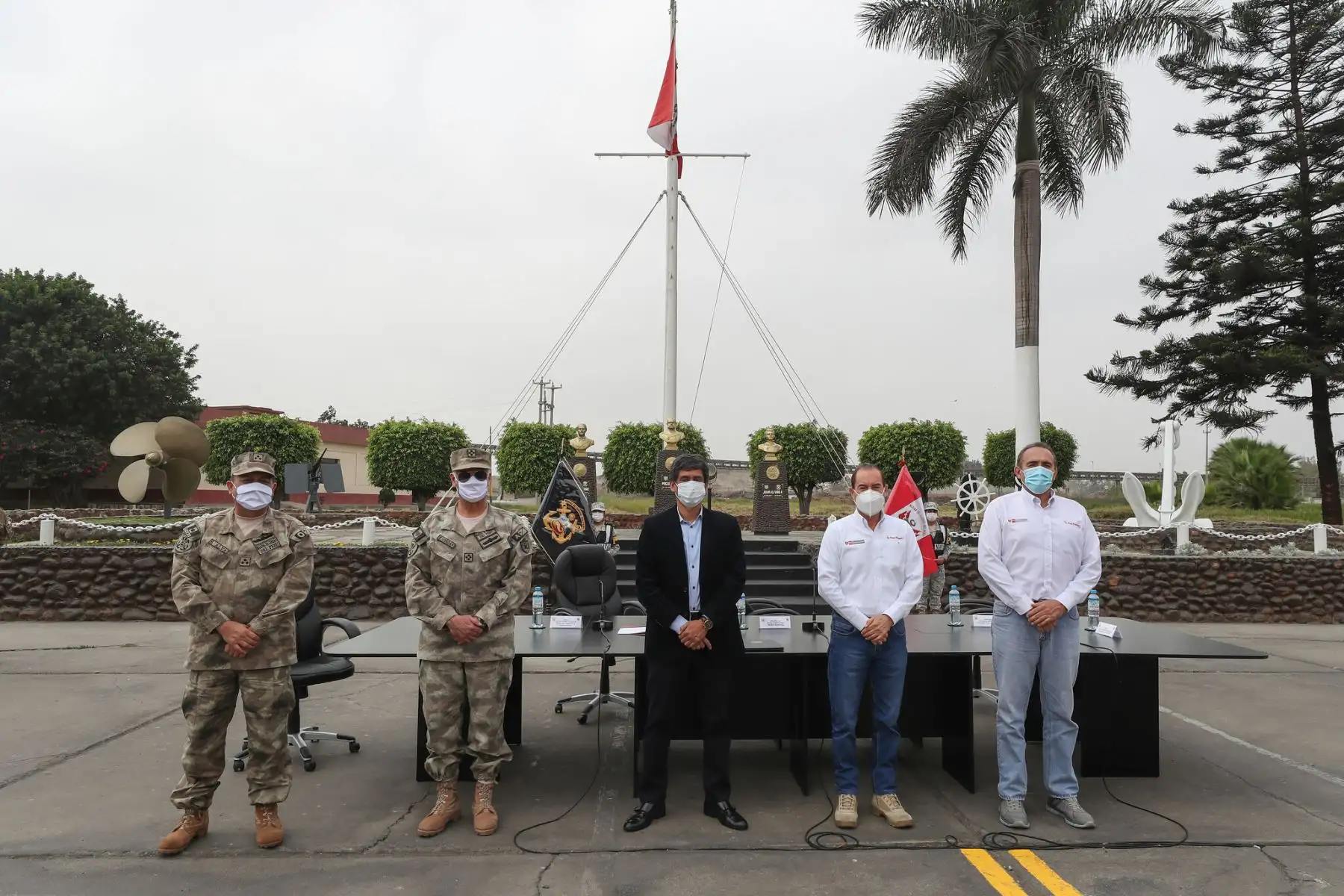 Los ministros Walter Martos, Carlos Lozada participan en la firma de convenio de cooperación entre el 
MTC y el Mindef, a través de la Marina de Guerra para la construcción e implementación del Antepuerto del Callao.

Foto: MINDEF