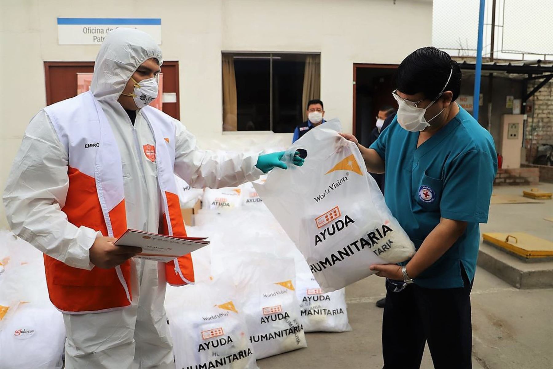Representantes de World Vision Perú entregan equipos de bioseguridad para personal de salud en San Juan de Lurigancho.