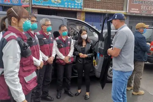 Médicos chinos dialogan sobre el covid-19 con el alcalde de La Victoria, George Forsyth.