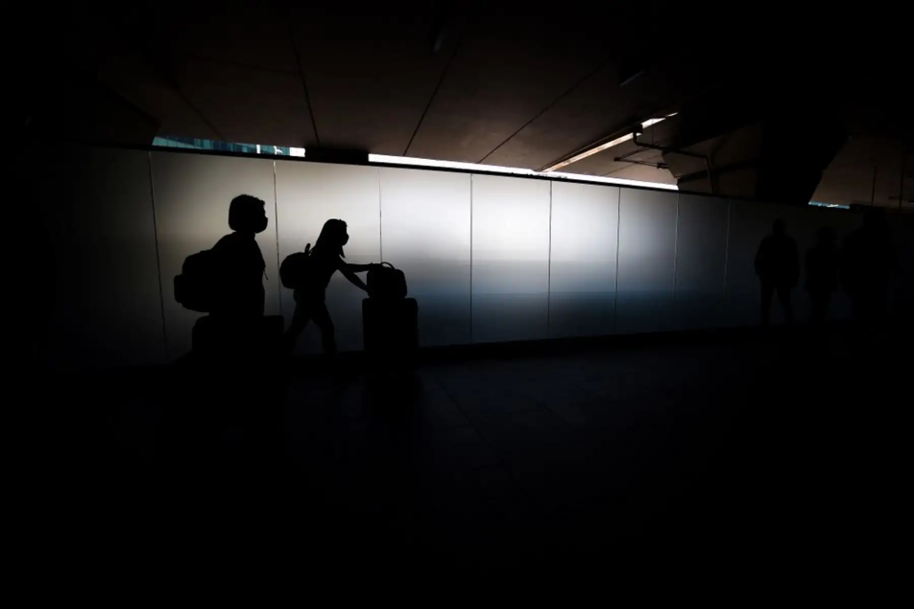 Los viajeros llegan al aeropuerto Fiumicino de Roma el 3 de junio de 2020, a medida que los aeropuertos y las fronteras se vuelven a abrir para los turistas. Foto: AFP
