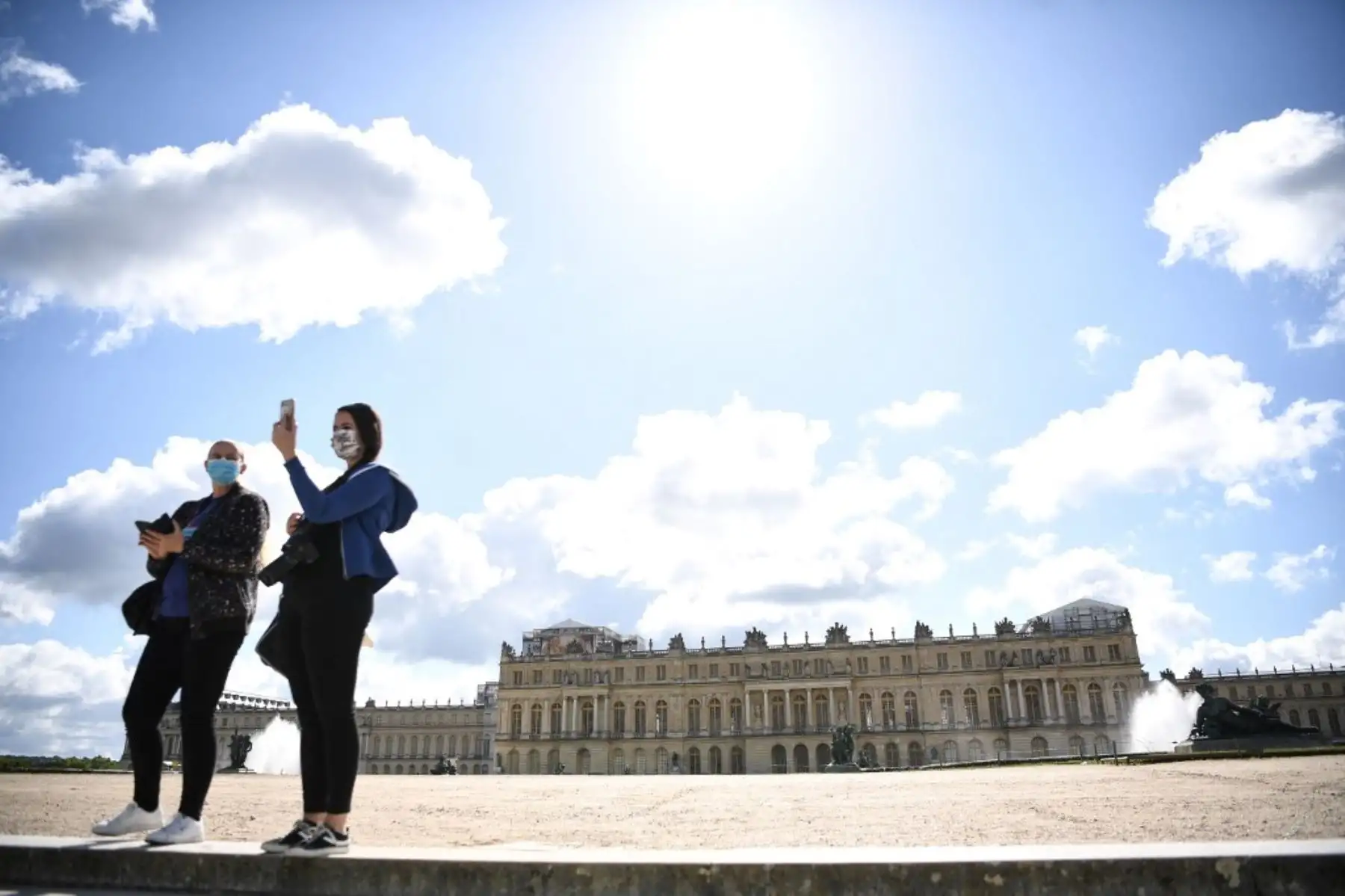 La gente visita el parque del histórico castillo francés Palacio de Versalles  cerca de París después de semanas de cierre tras las medidas de cierre adoptadas en Francia ante el coronavirus. Foto: AFP