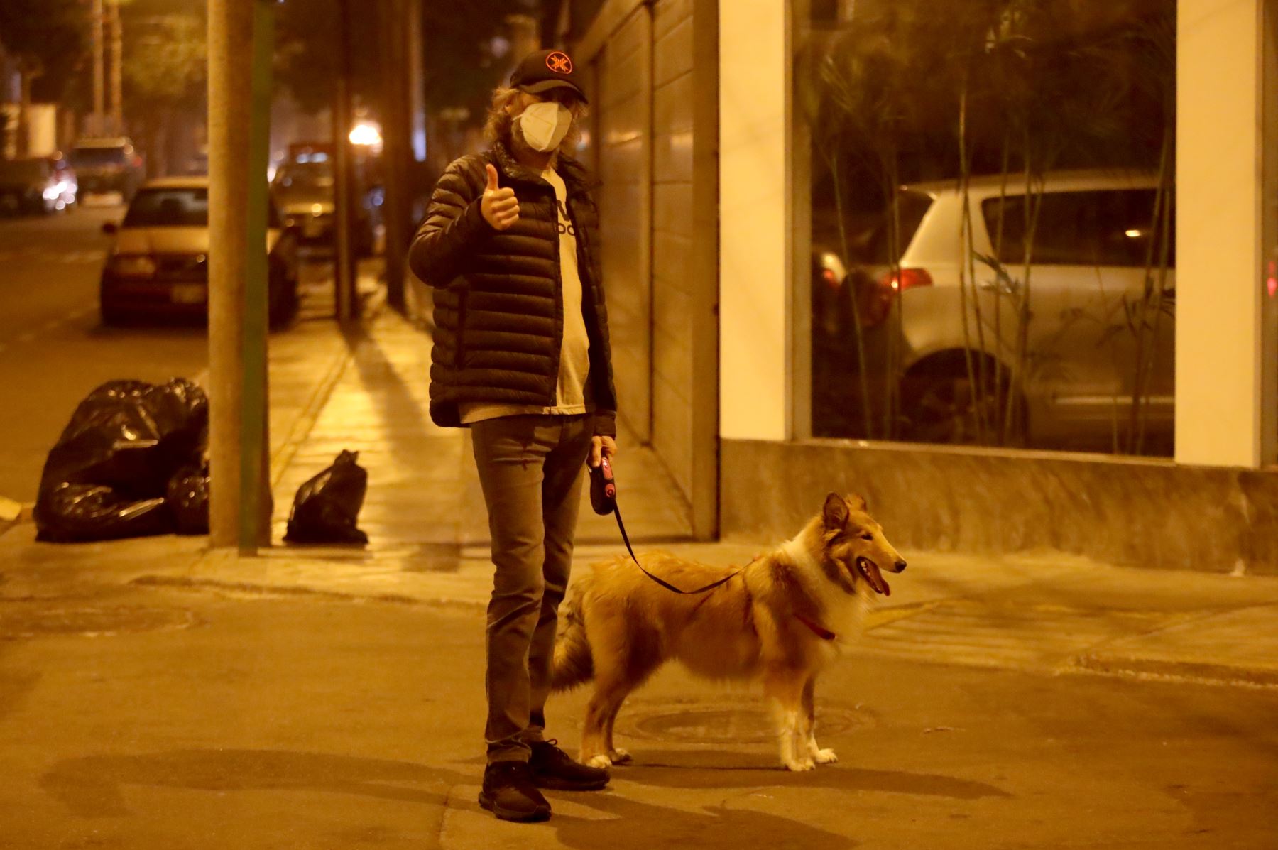 Gareca pasa sus días de cuarentena con su mascota Almendra. Foto: FPF