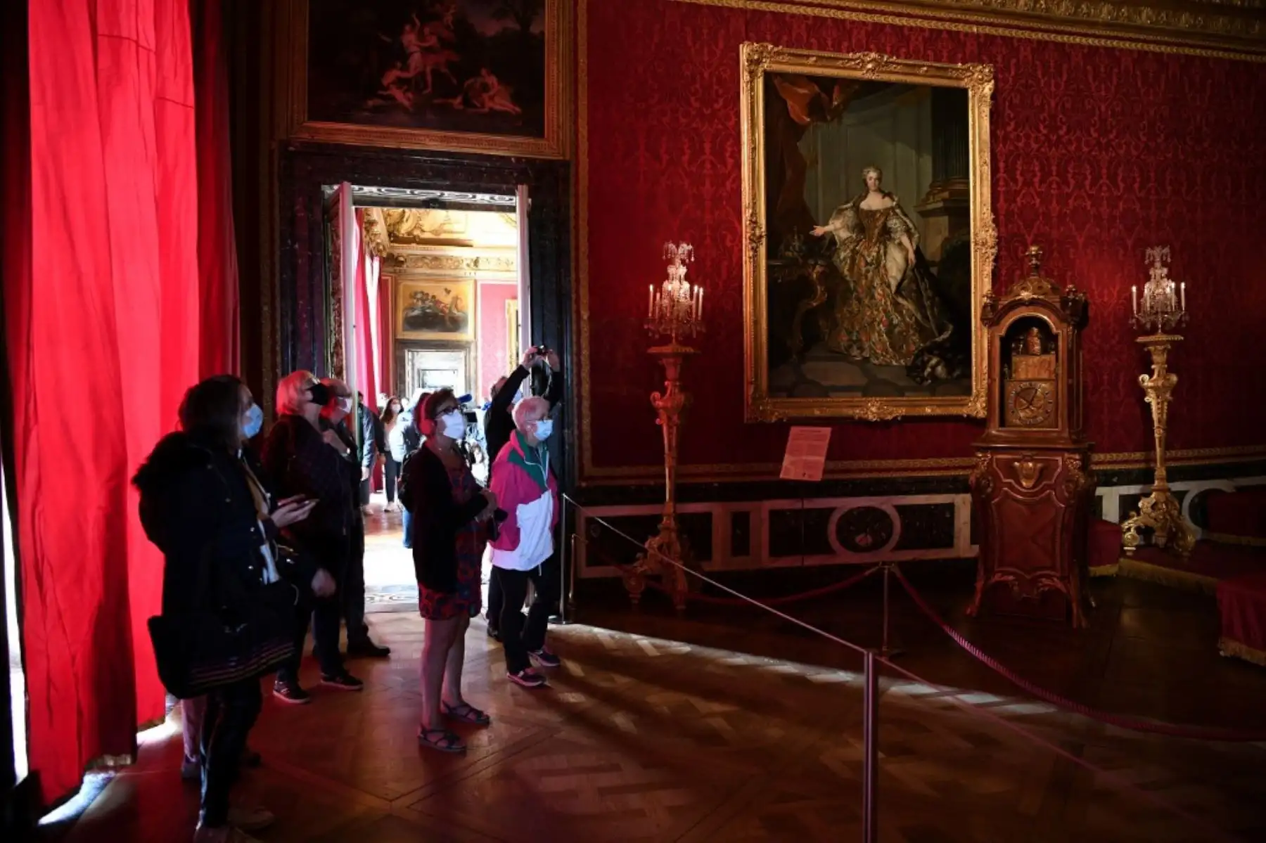 Turistas visitan el emblemático Palacio de Versalles tras su reapertura luego de permanecer cerrado por meses de confinamiento. Foto: AFP